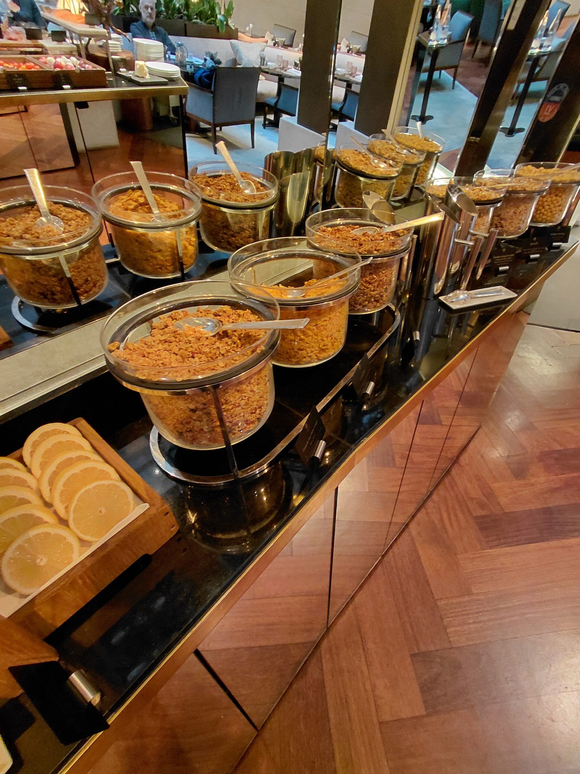 レストランのテーブルに置いている様々な種類のパン