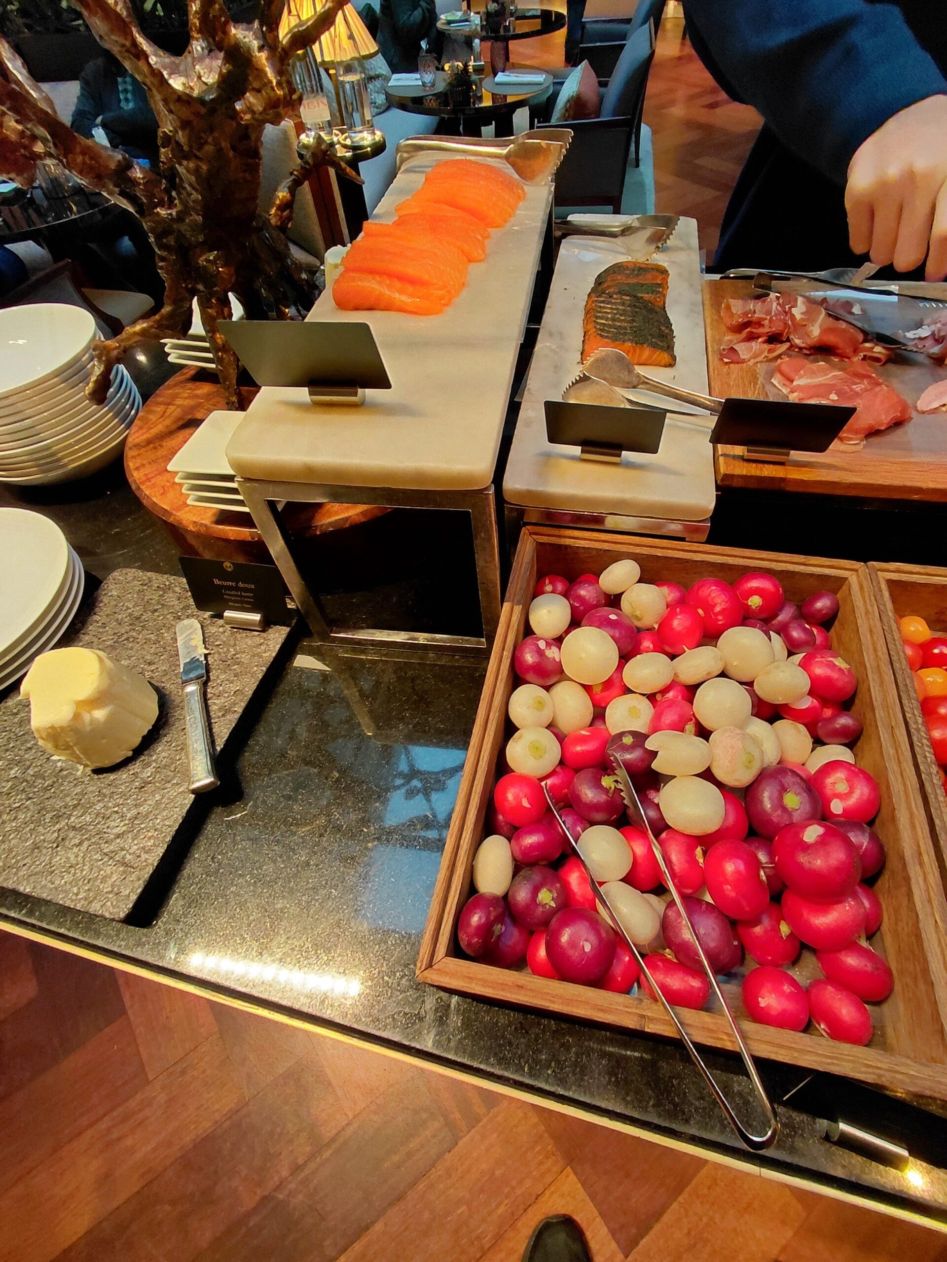 テーブルの上にあるいろんな食べ物