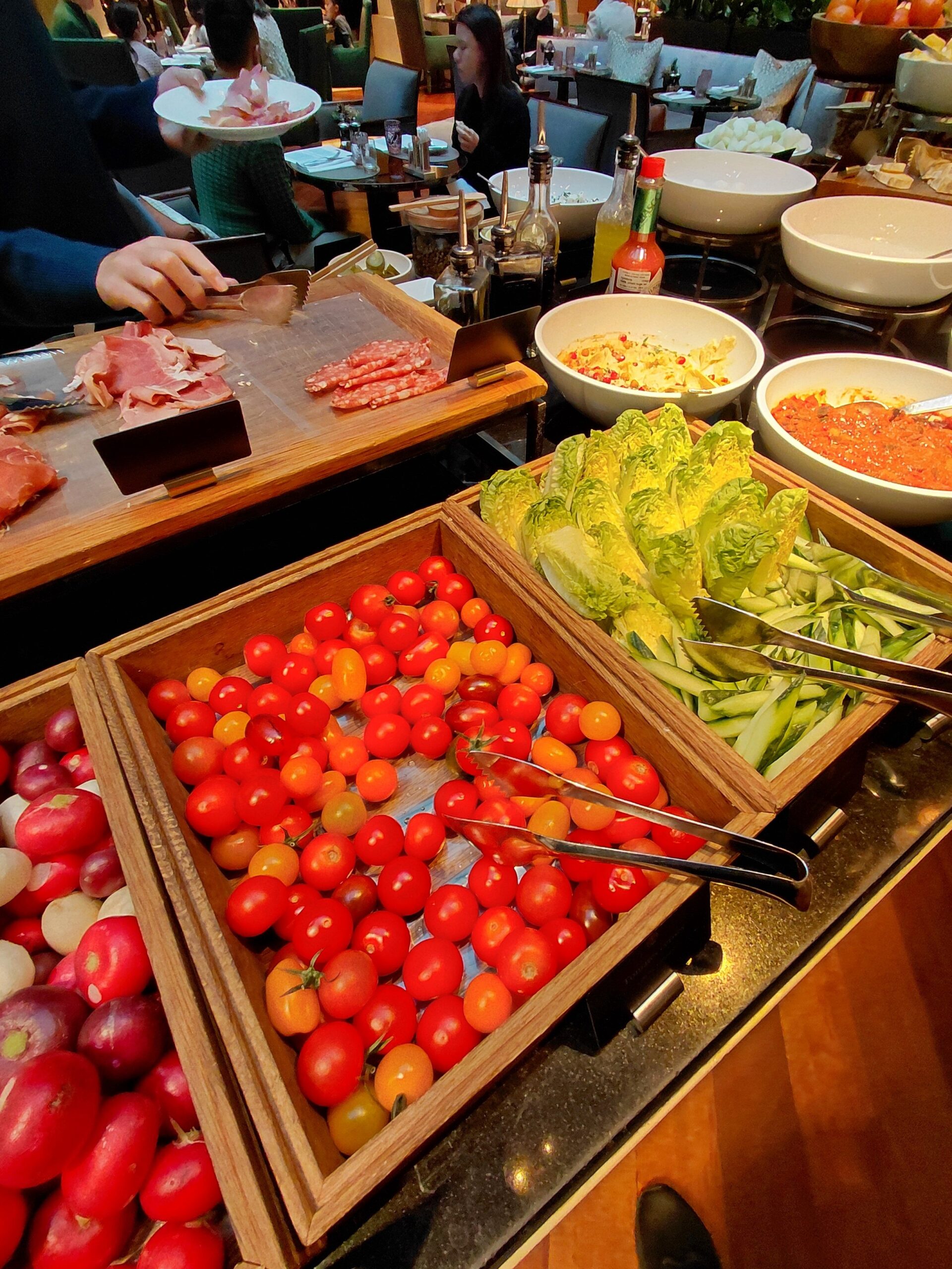 テーブルの上にあるいろんな果物