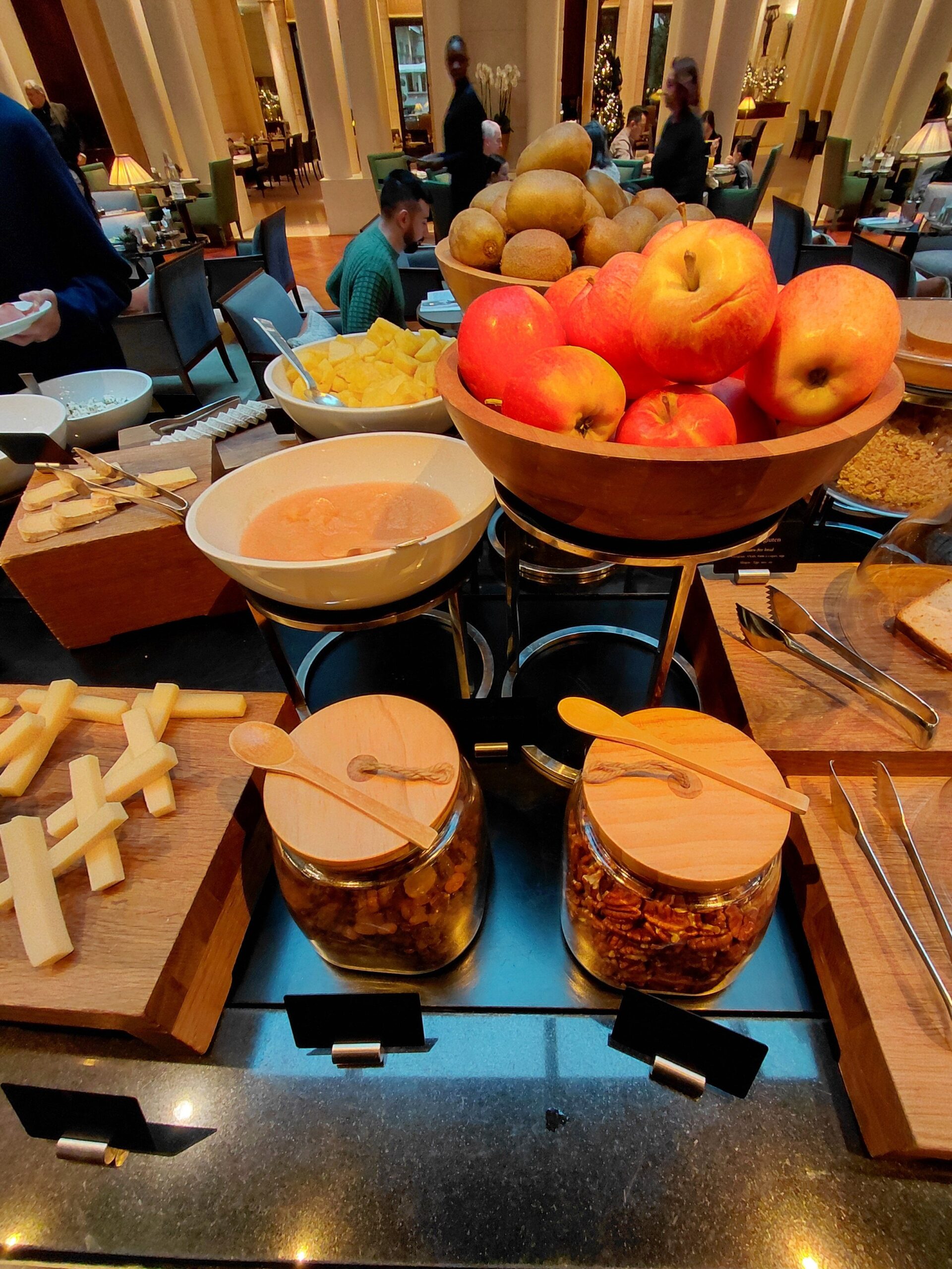 木製テーブルの上にあるいろんな食べ物