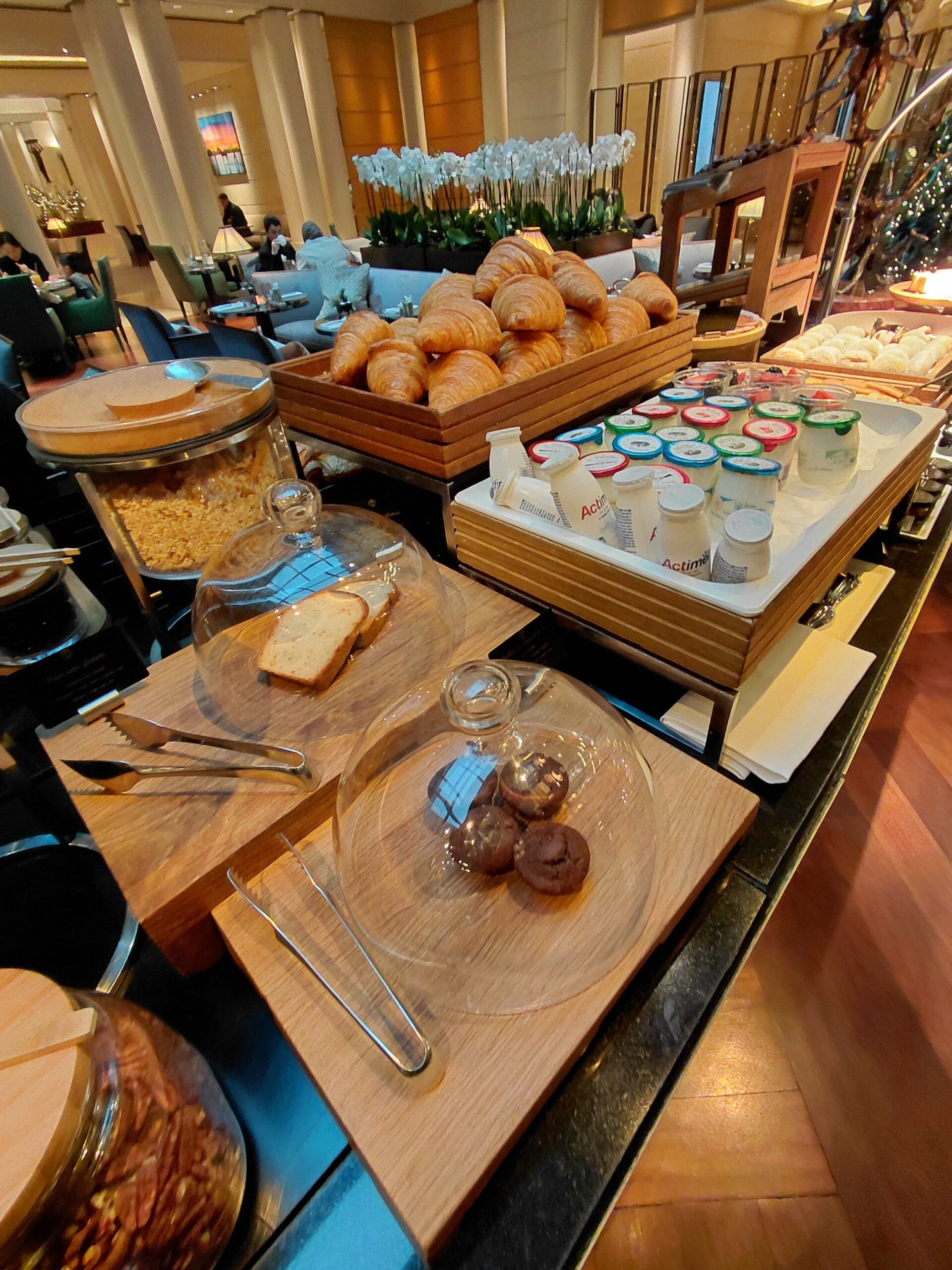 テーブルの上にあるいろんな食べ物