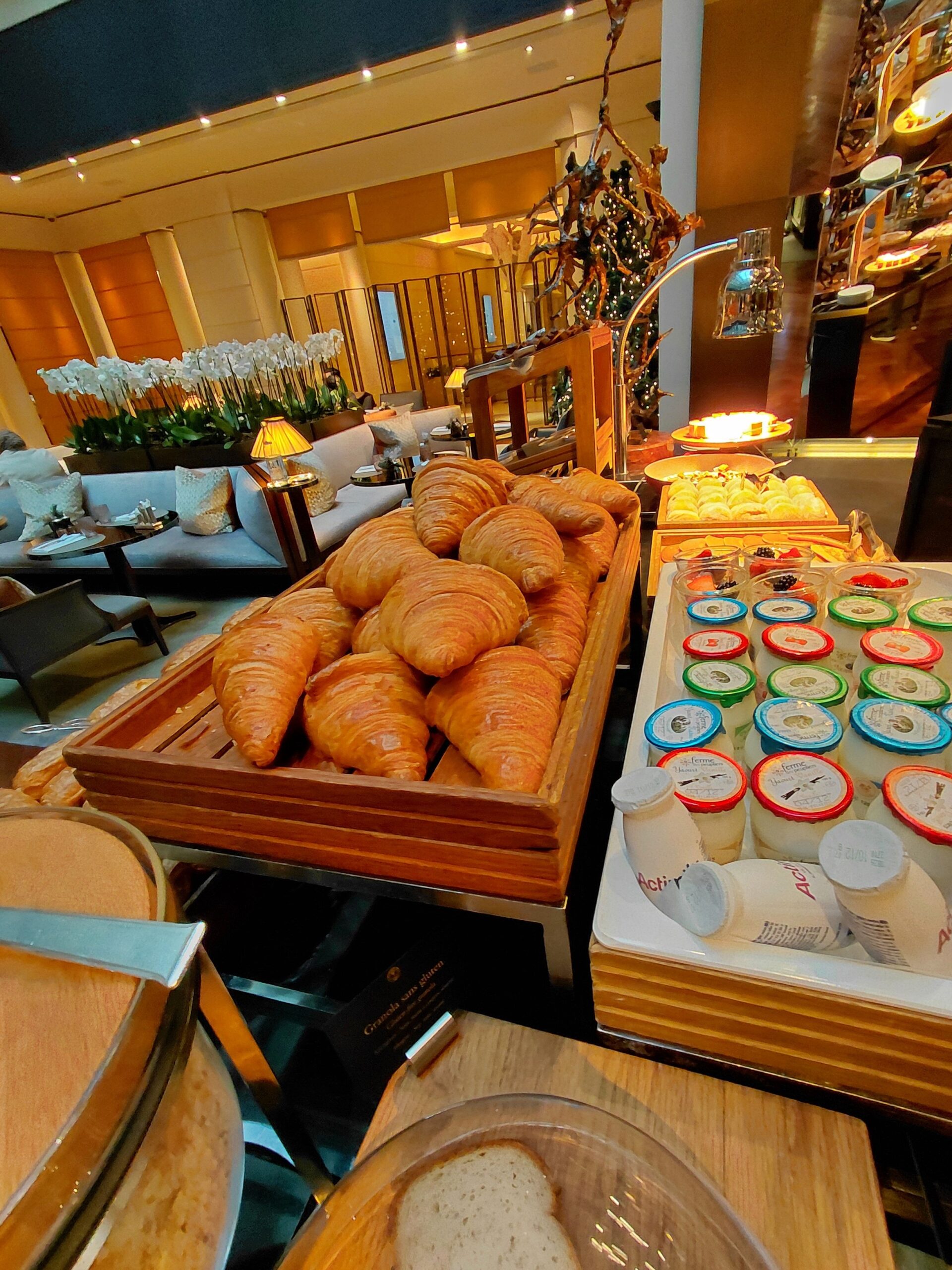 テーブルの上にあるいろんな食べ物