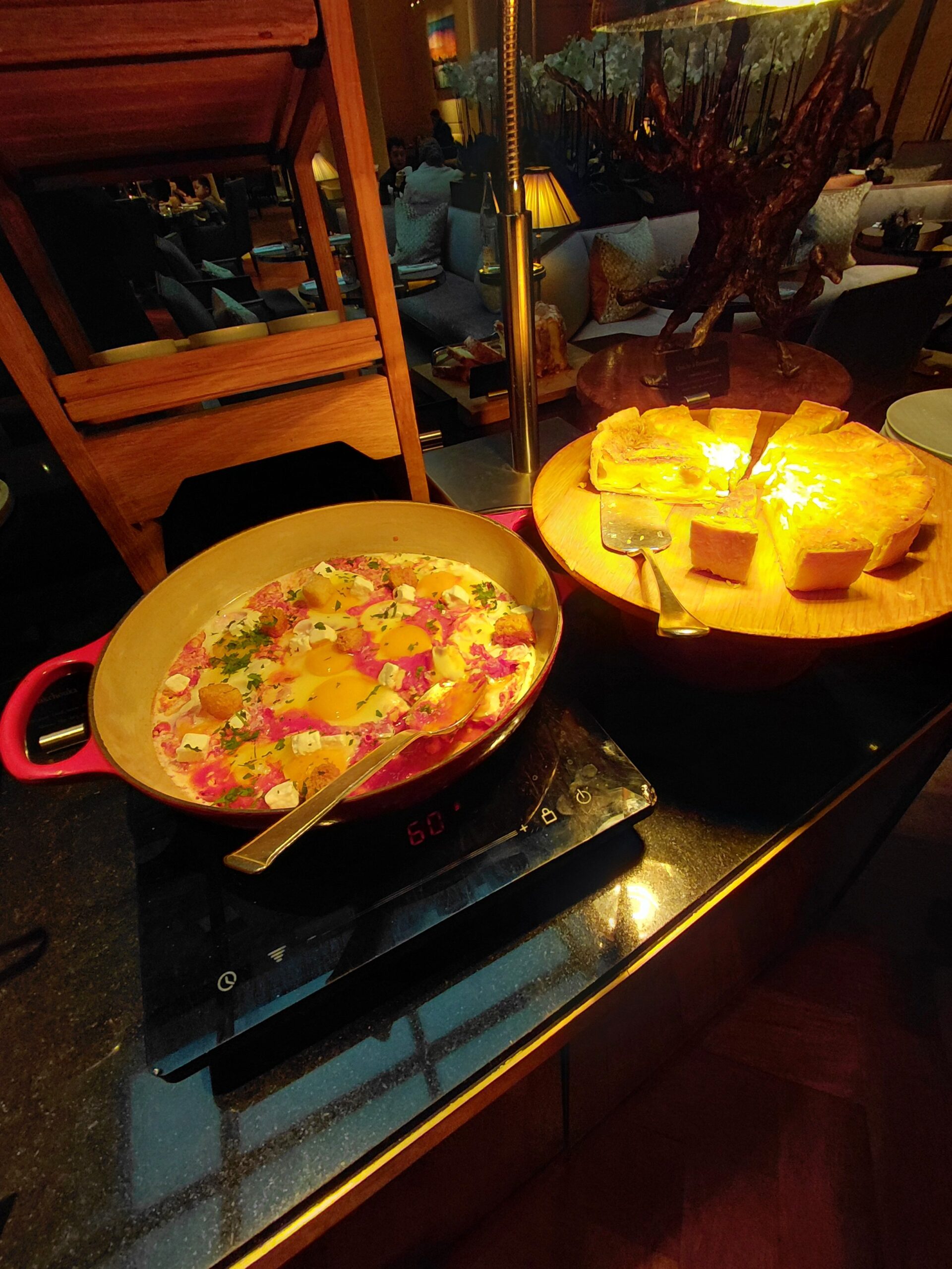 木製テーブルの上にピザ