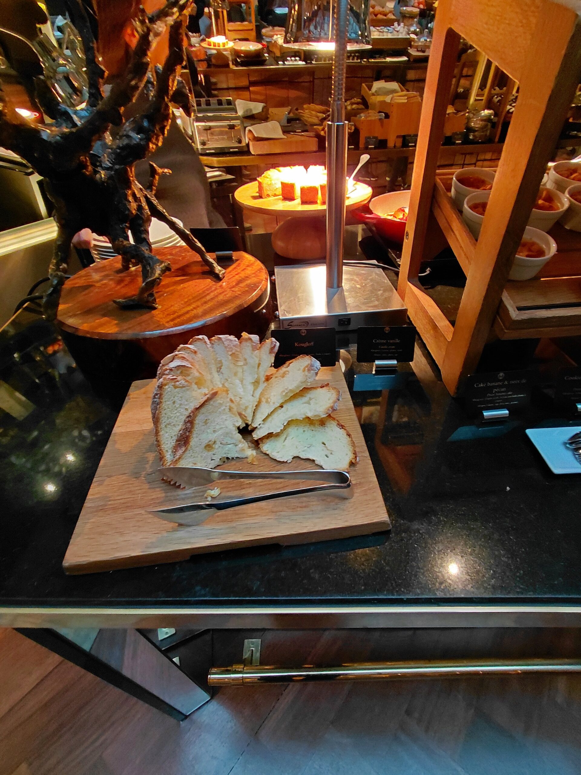 レストランのテーブルの上のケーキ