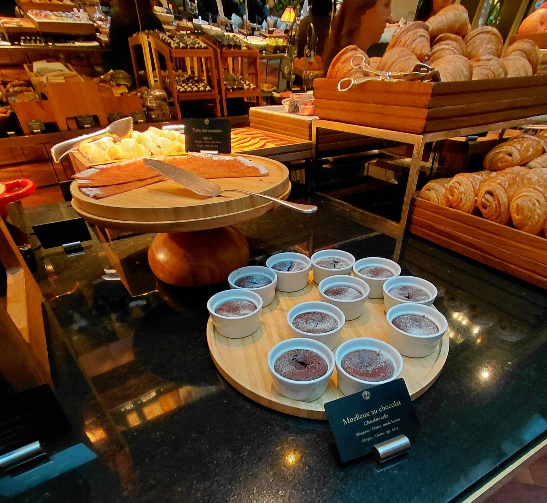 テーブルの上にあるいろんな食べ物