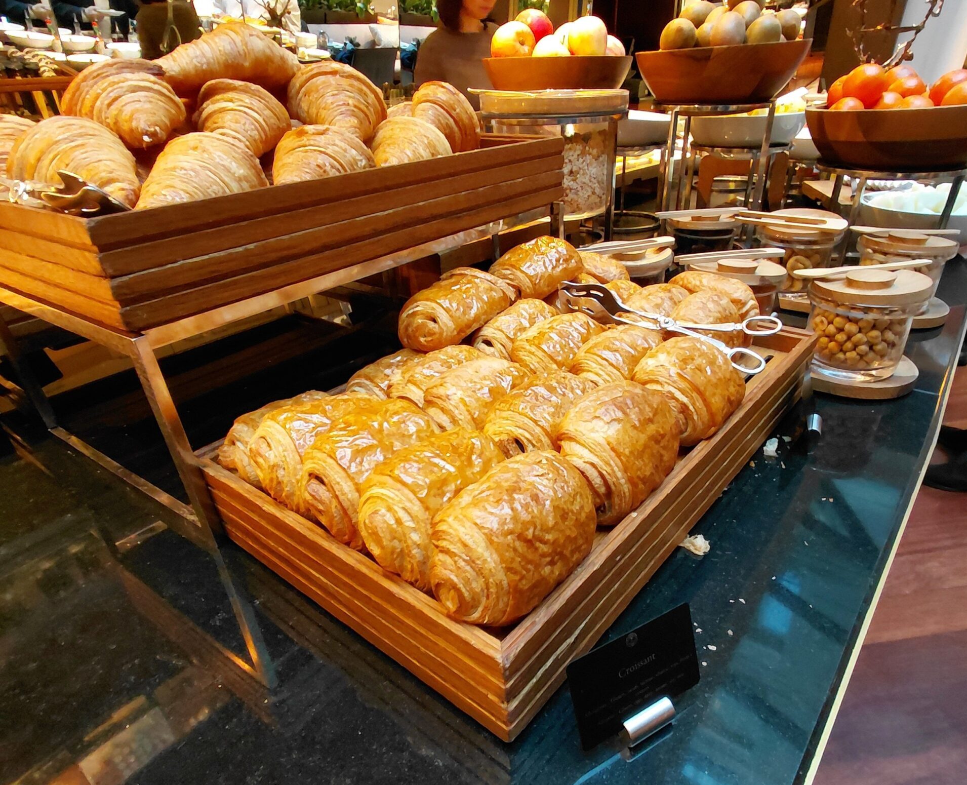 店の上にある数種類のドーナツ