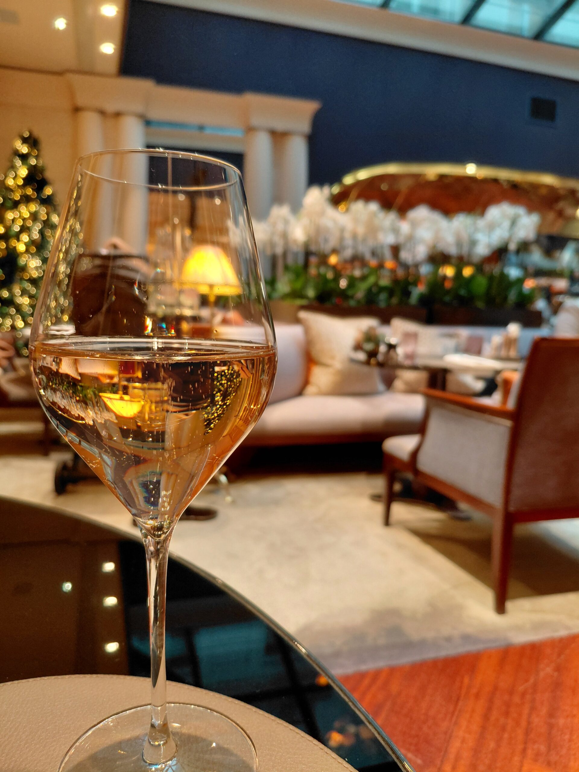 テーブルの上にあるワイングラス
