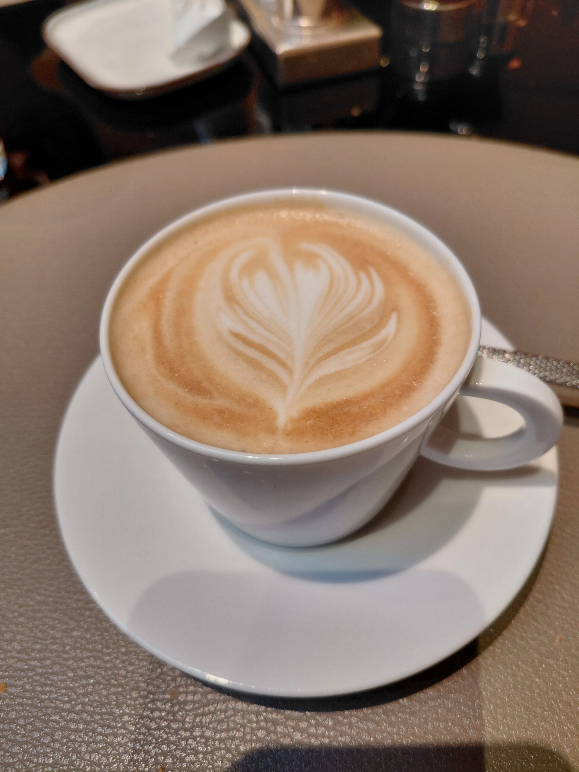 皿の上にあるコーヒー