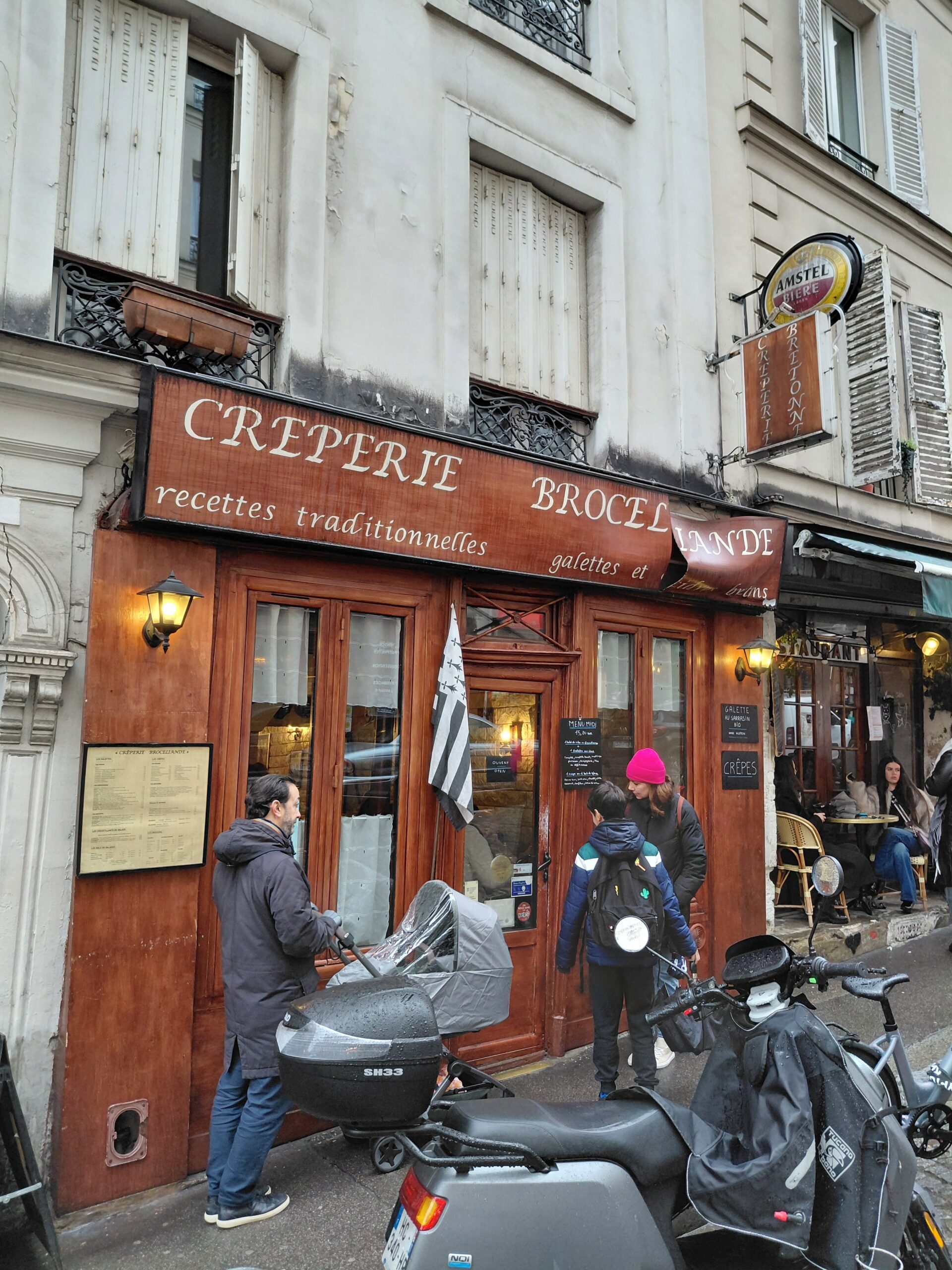 店の前でバイクに乗っている人たち