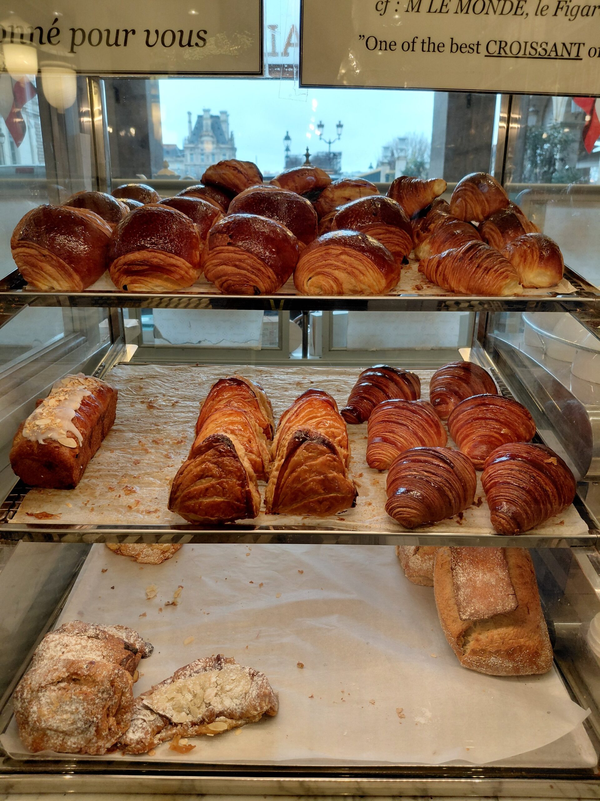店の上にある数種類のパン