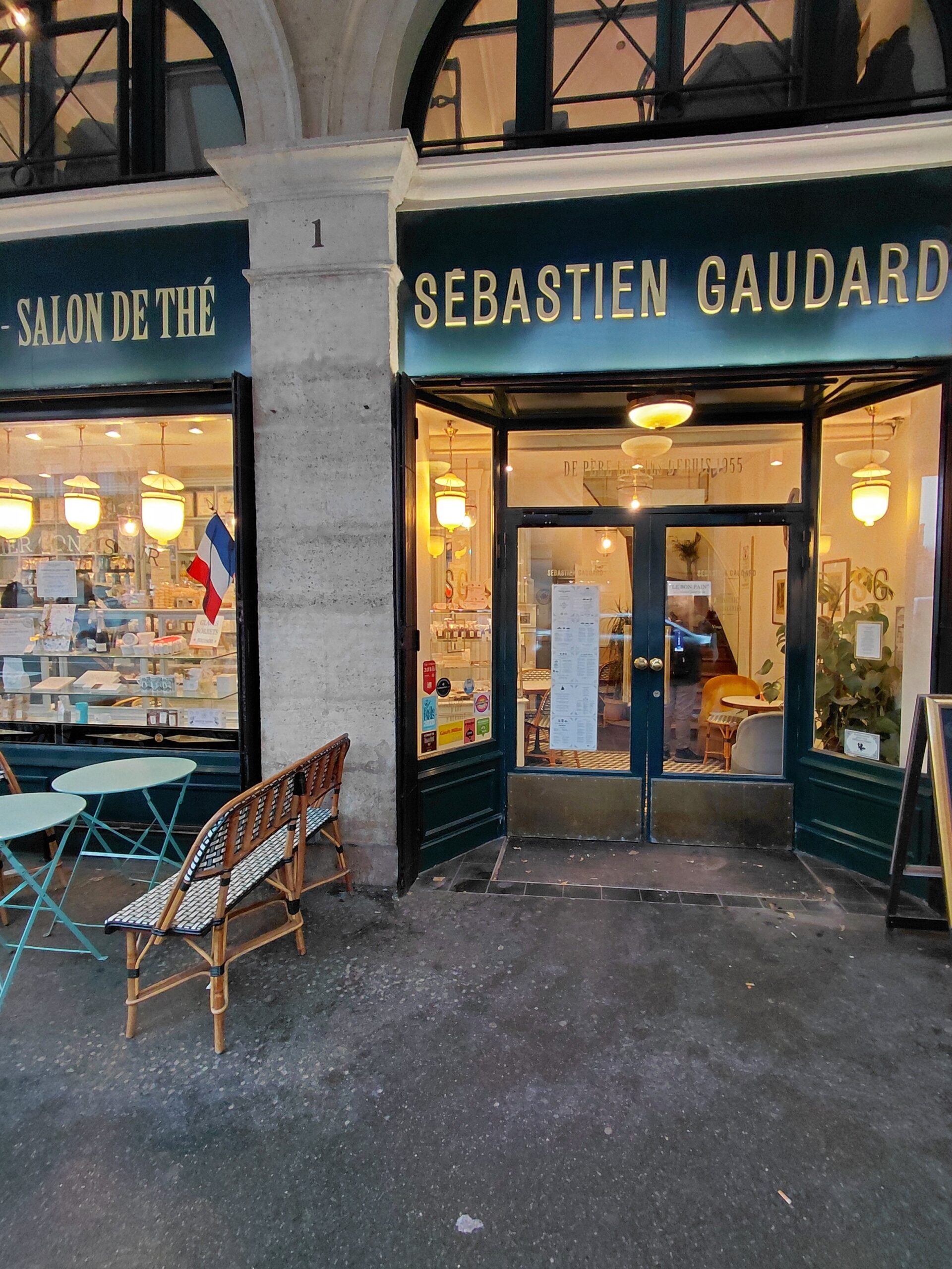 レストランの正面と入り口