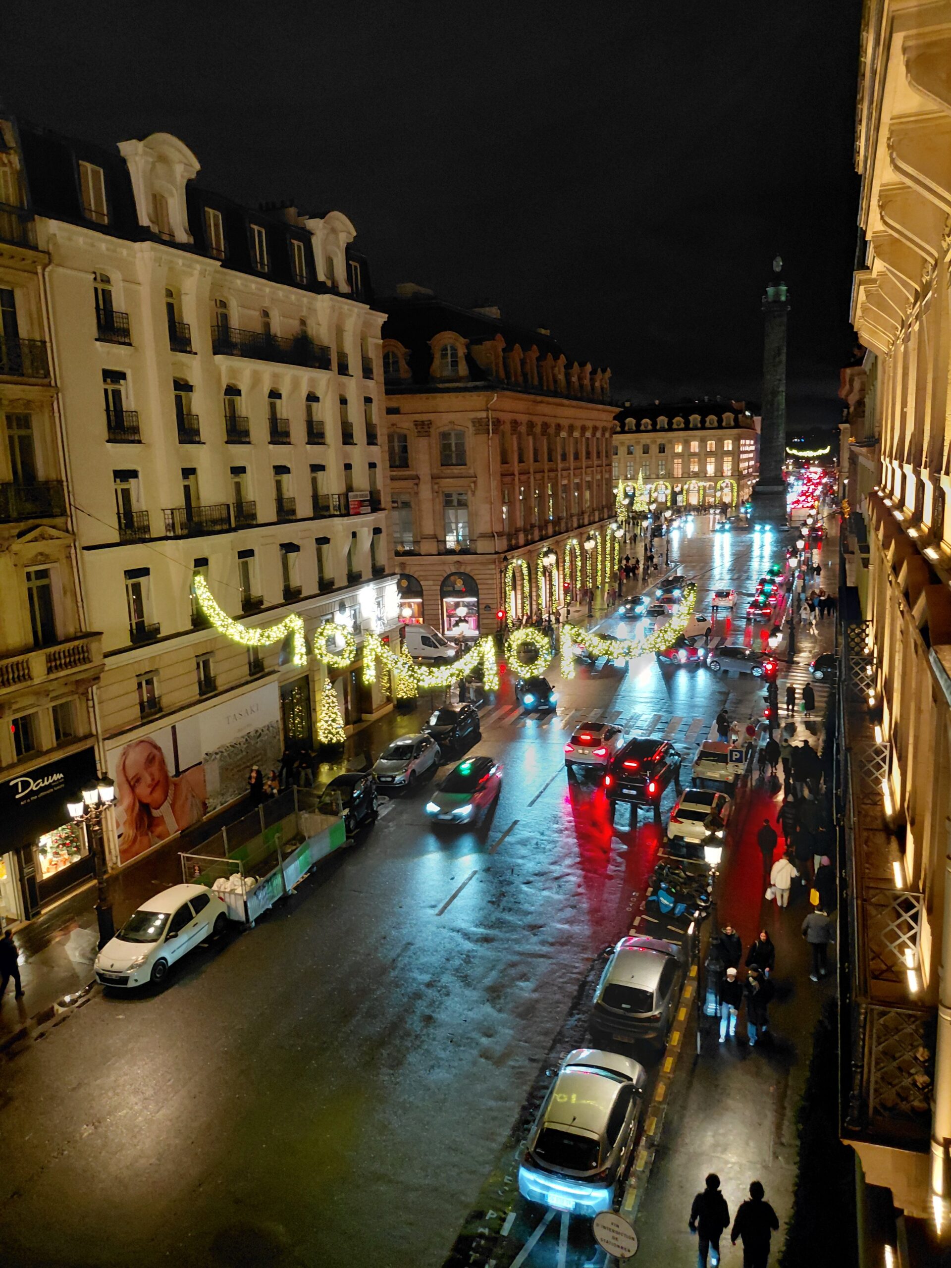 忙しい道で歩いている