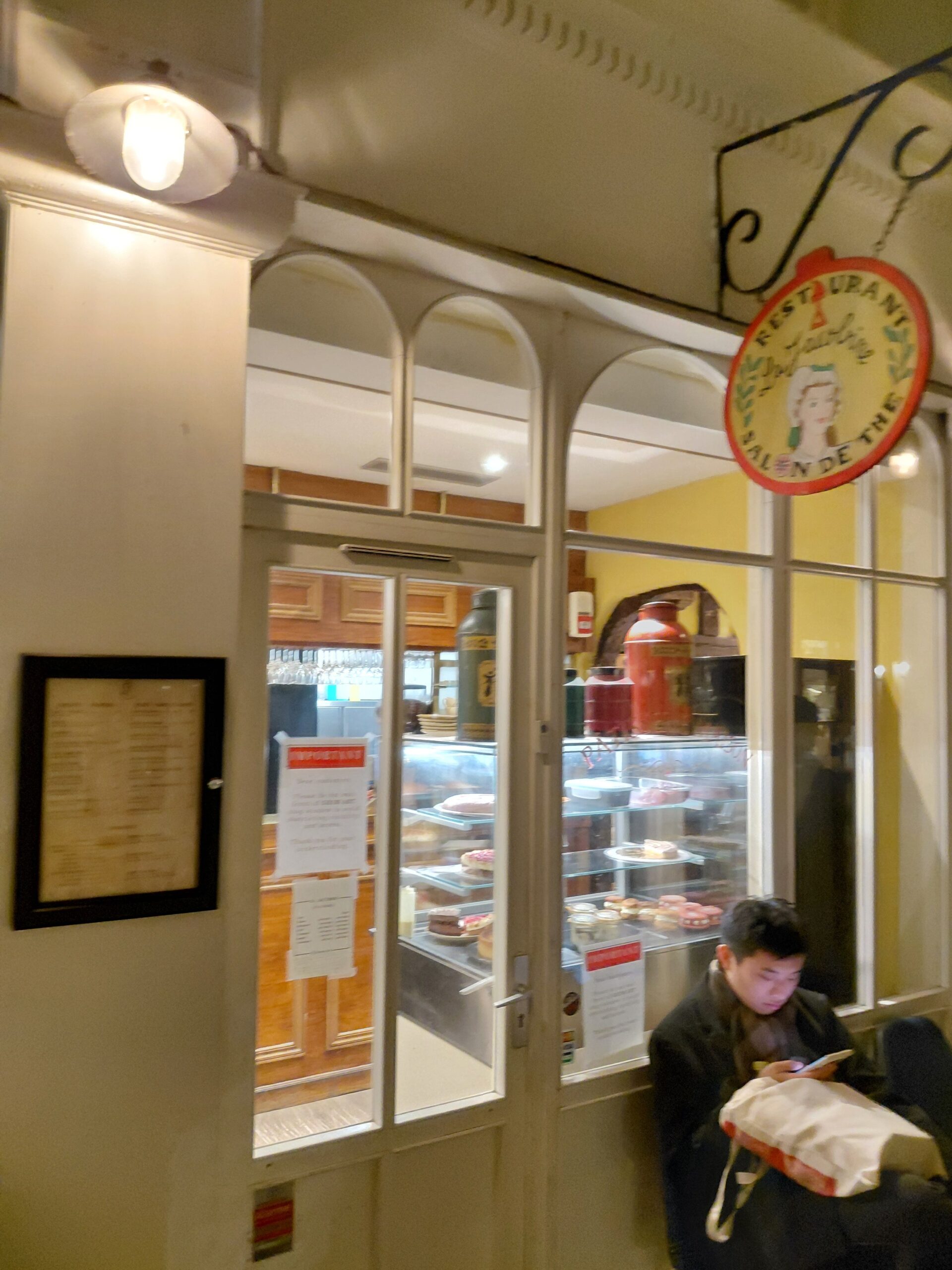 レストランのブースに座っている男性