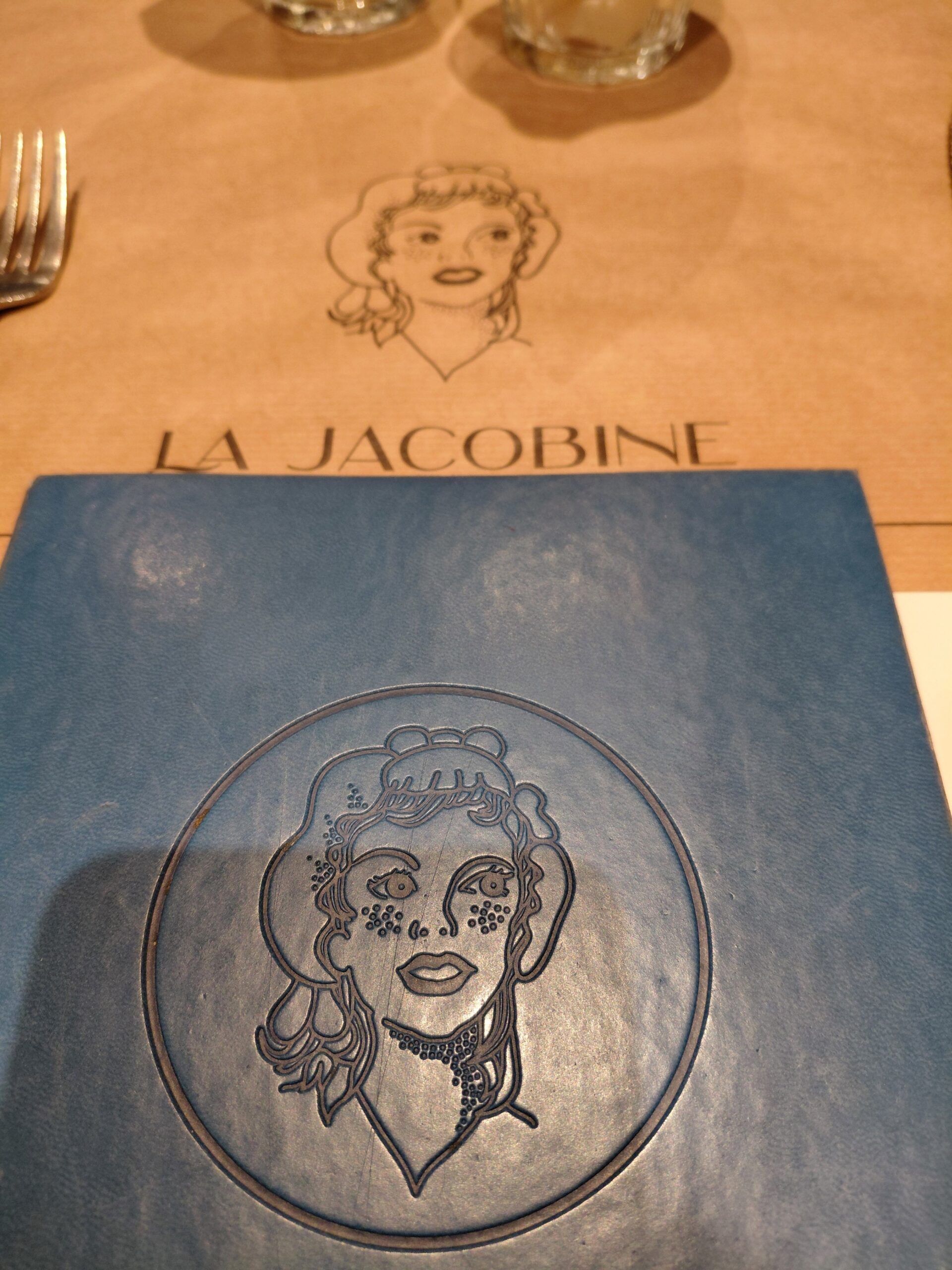 テーブルの上に置かれたレコード