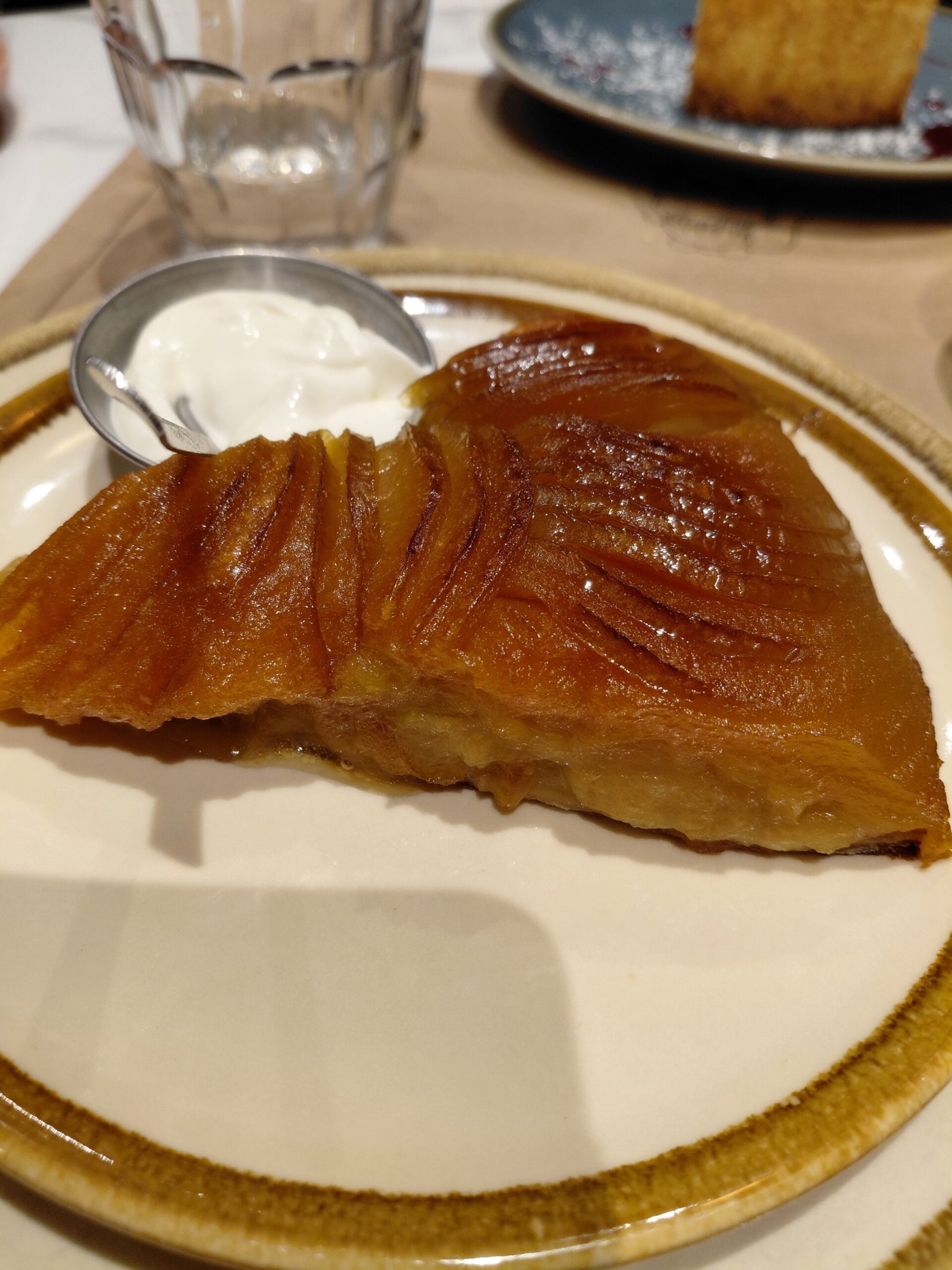 皿の上のデザート