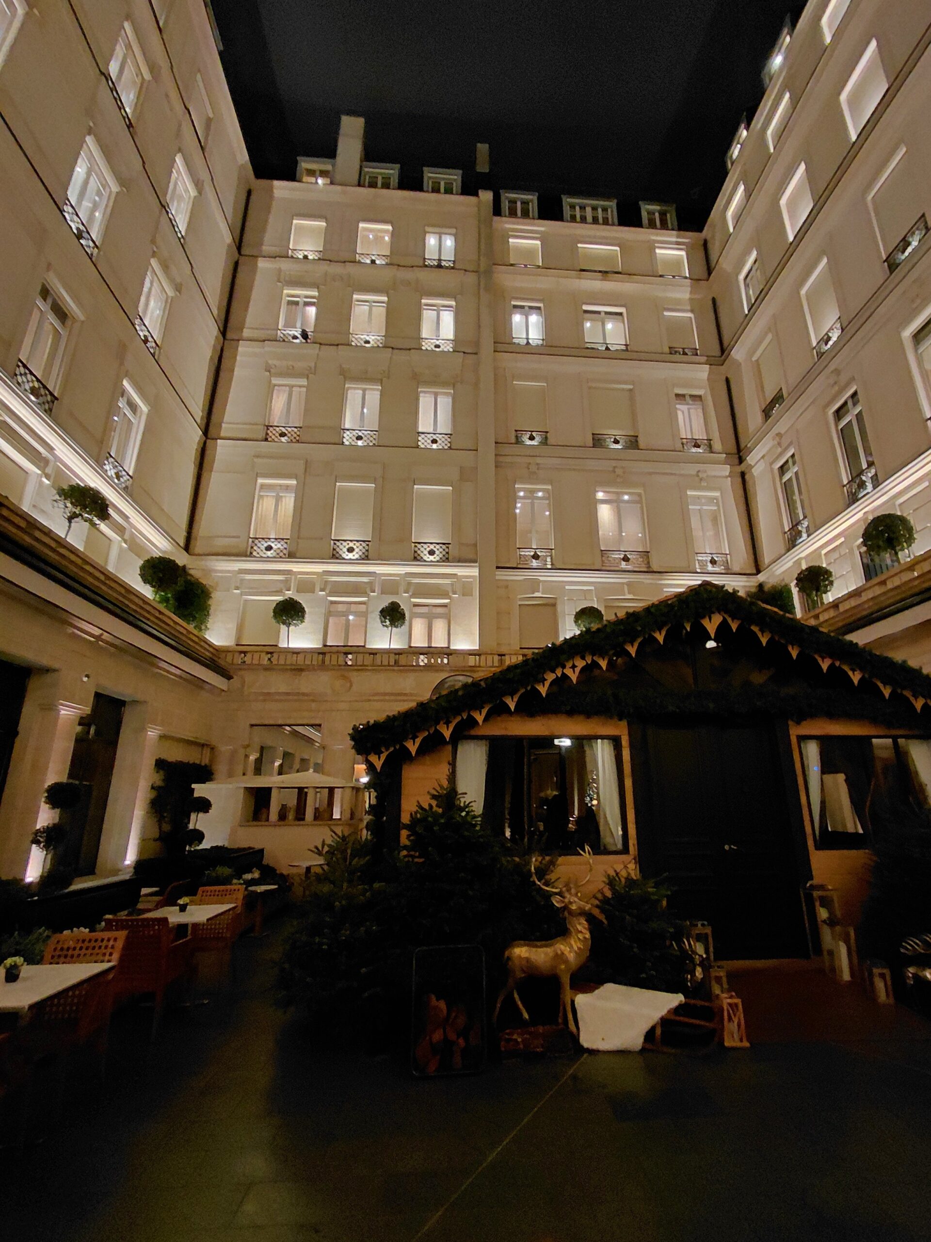 建物の前を歩く人々