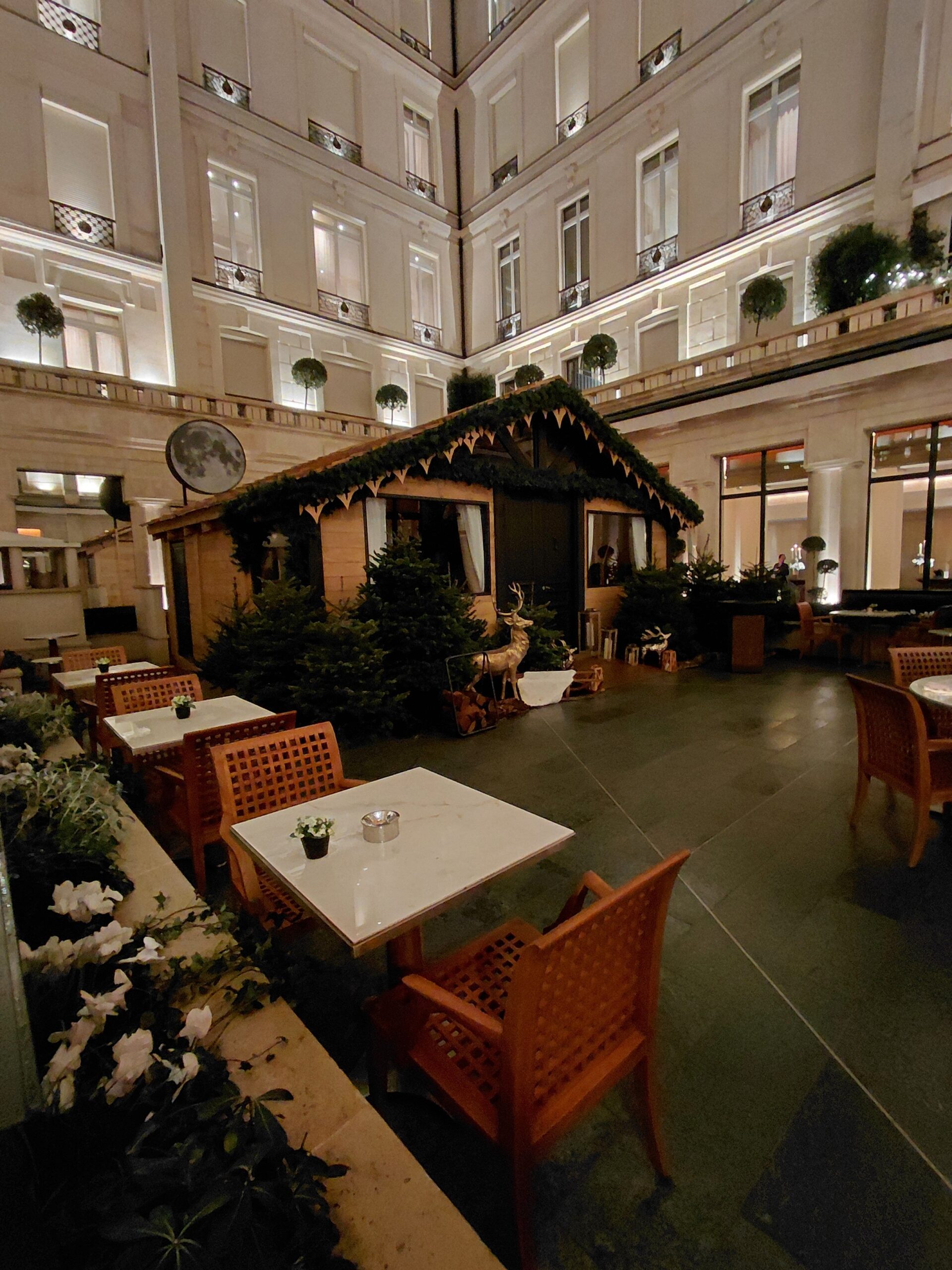 建物の外にあるテーブルと椅子