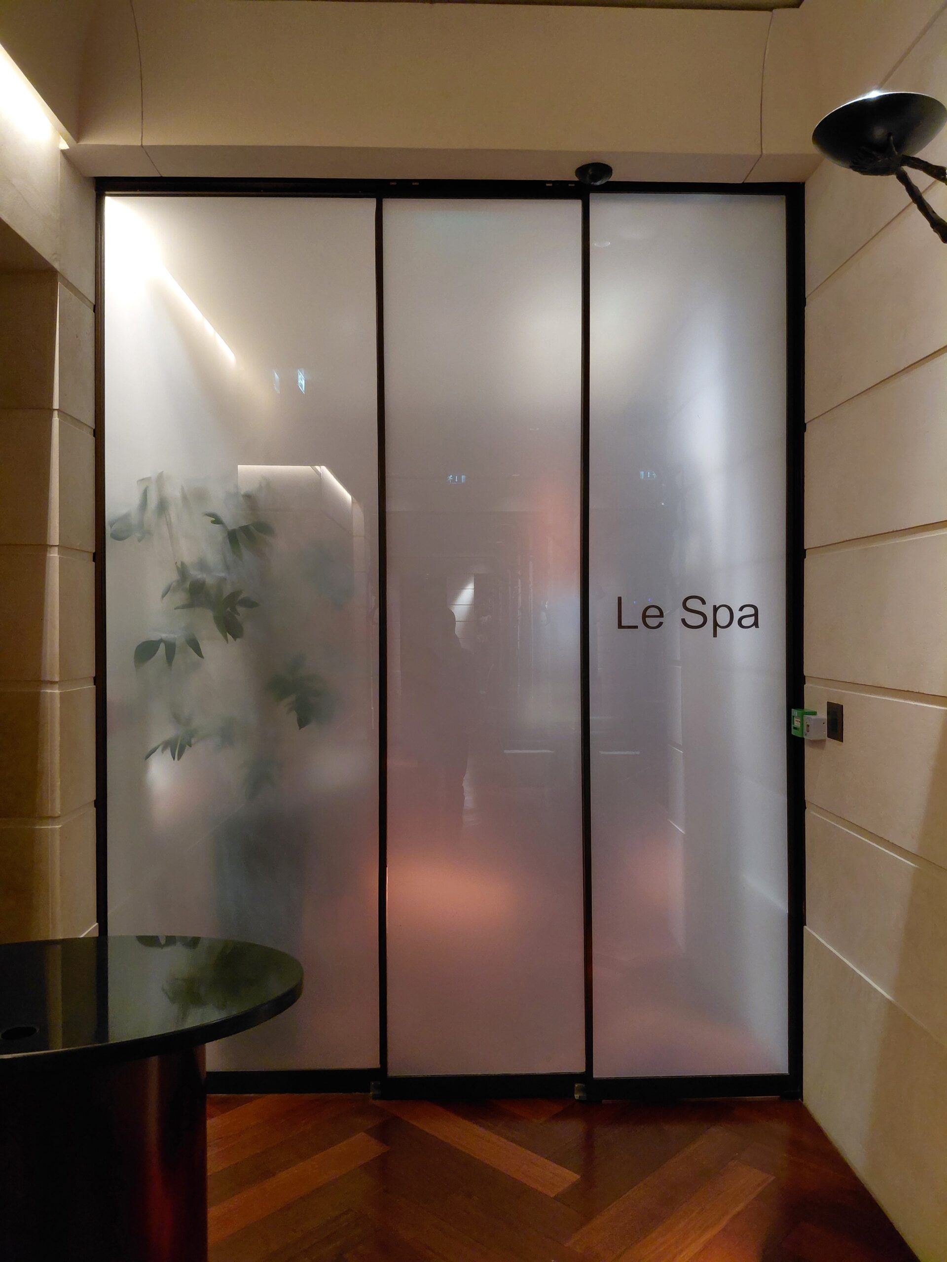 ドアが開いている冷蔵庫