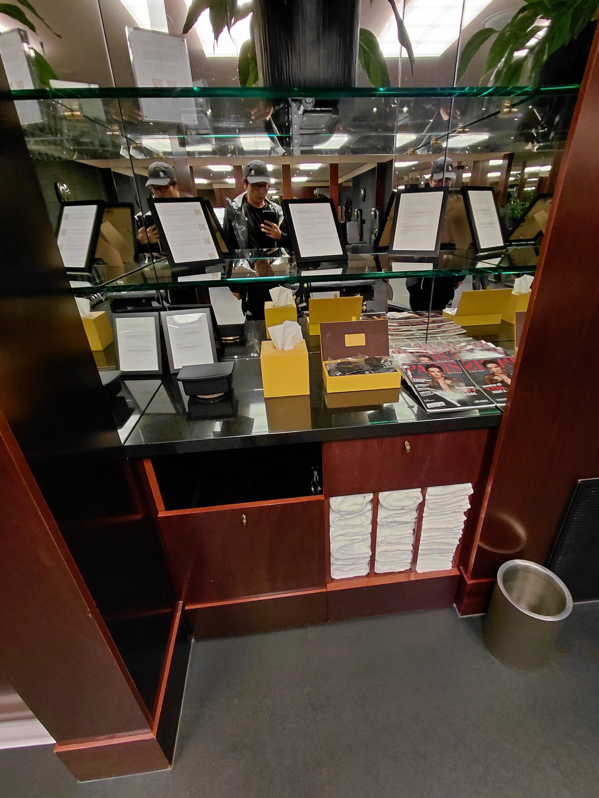 テーブルの上にチラシが置かれている椅子