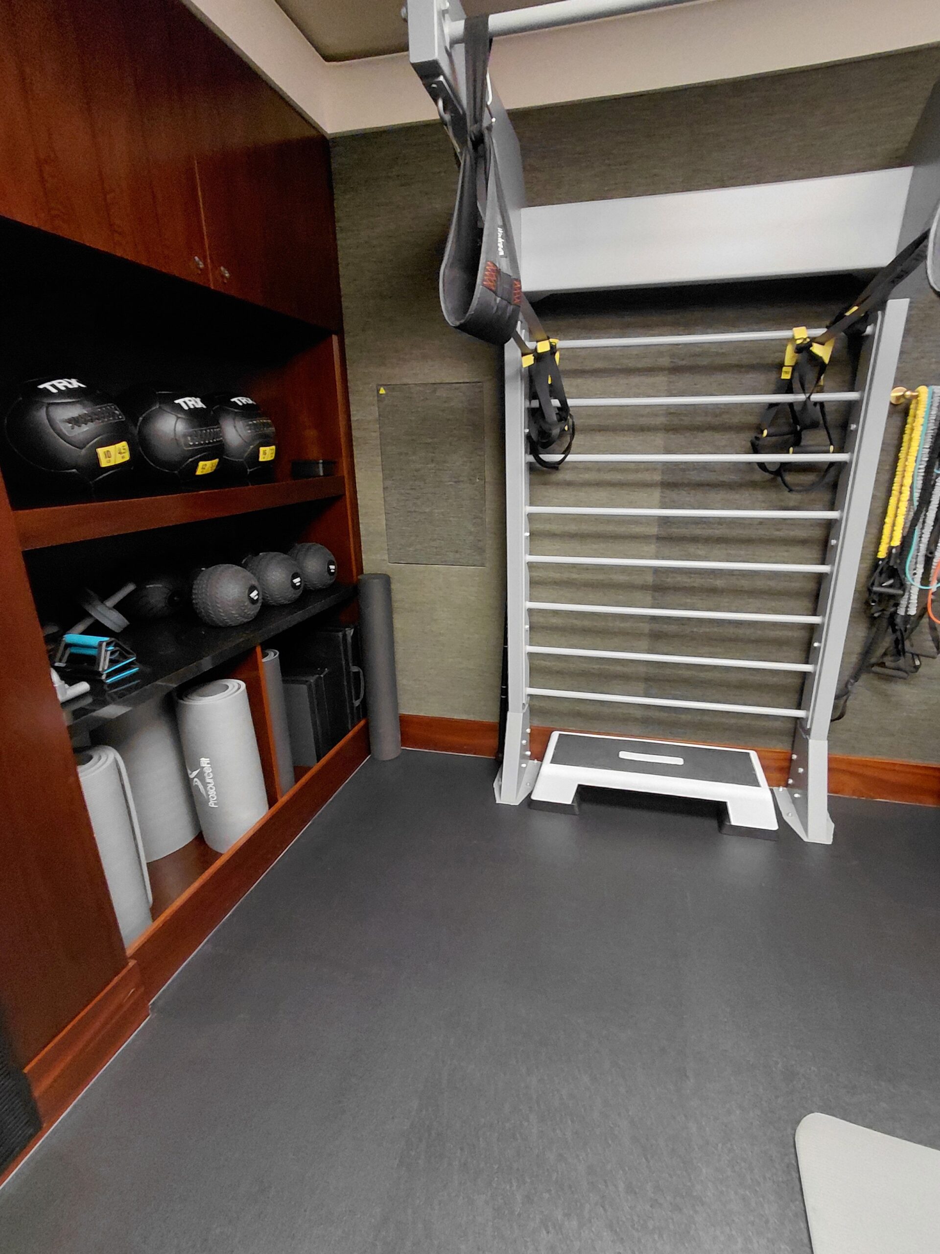 木製床の上に置かれている部屋