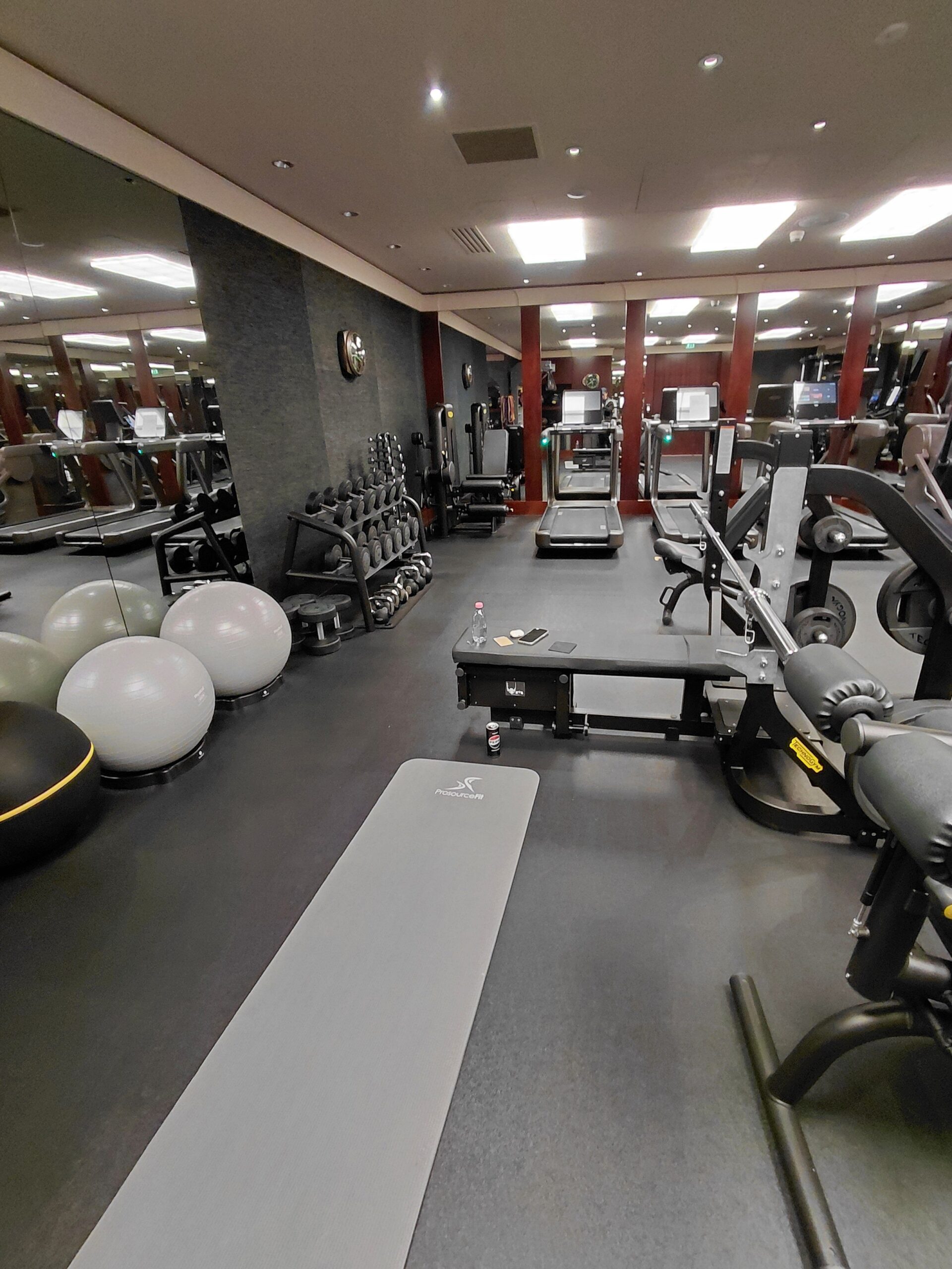 駅の天井からぶら下がっている複数のバイク