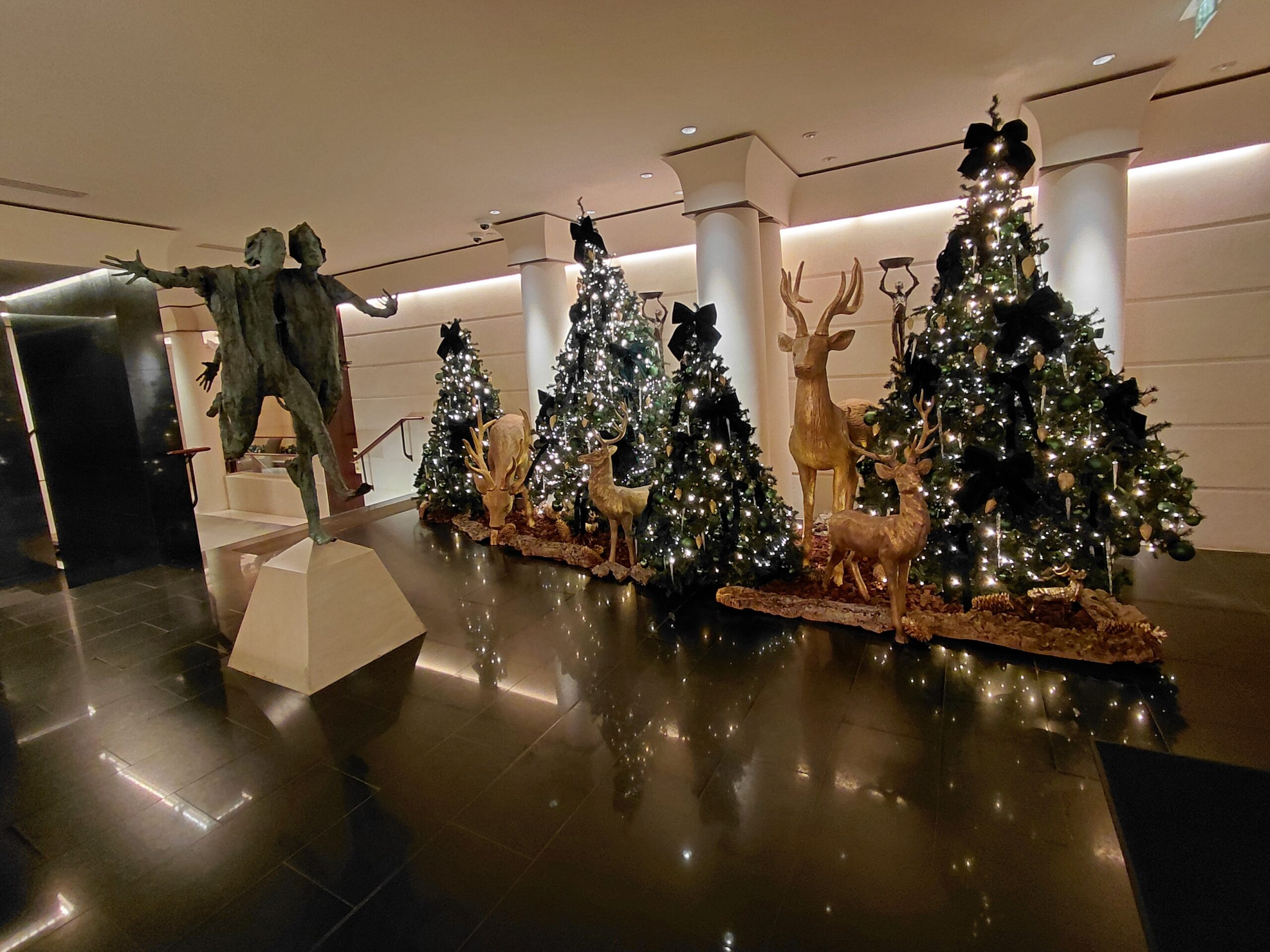 部屋に備えている色々な色の光