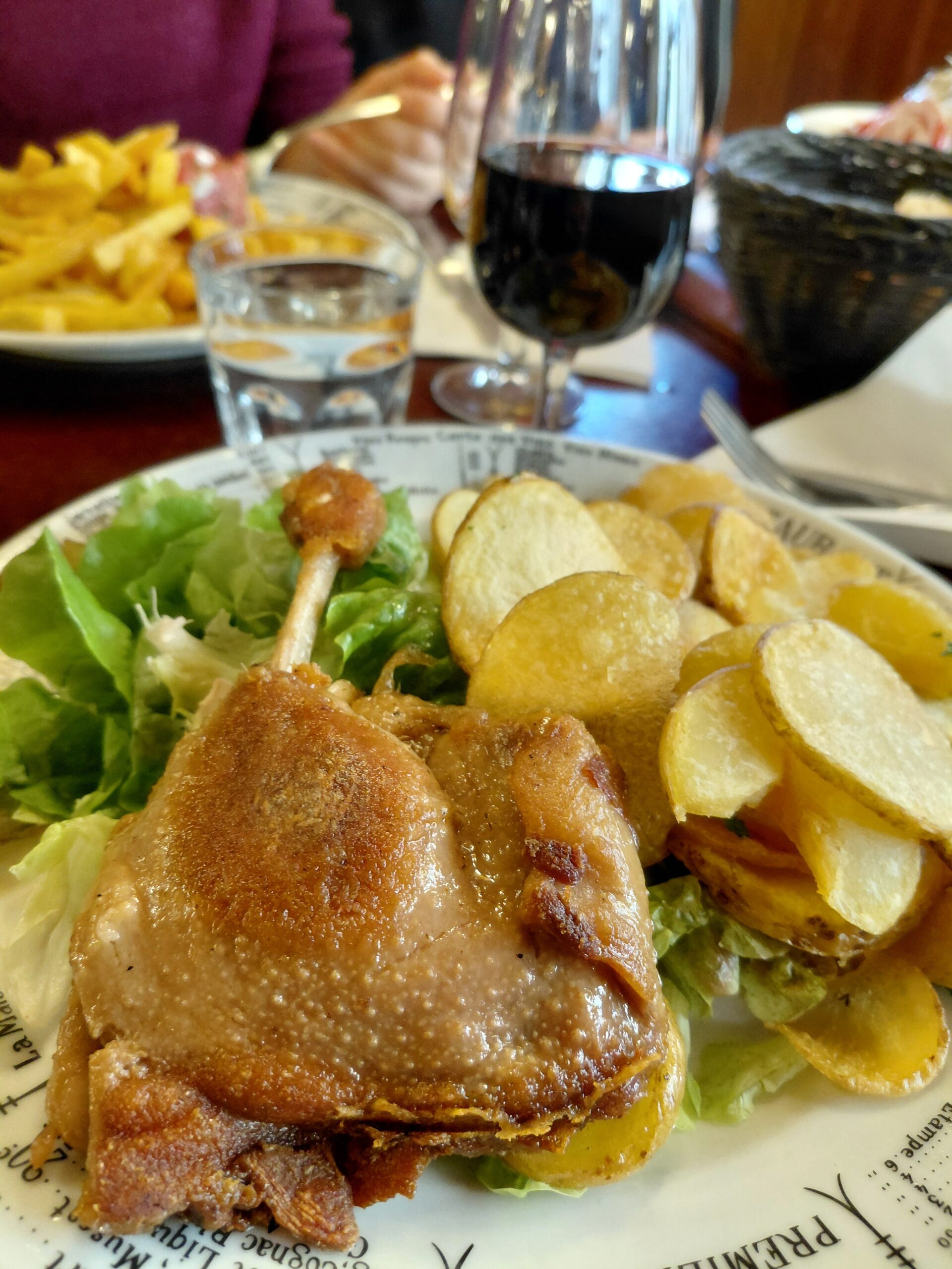 皿の上のサンドイッチとサラダ