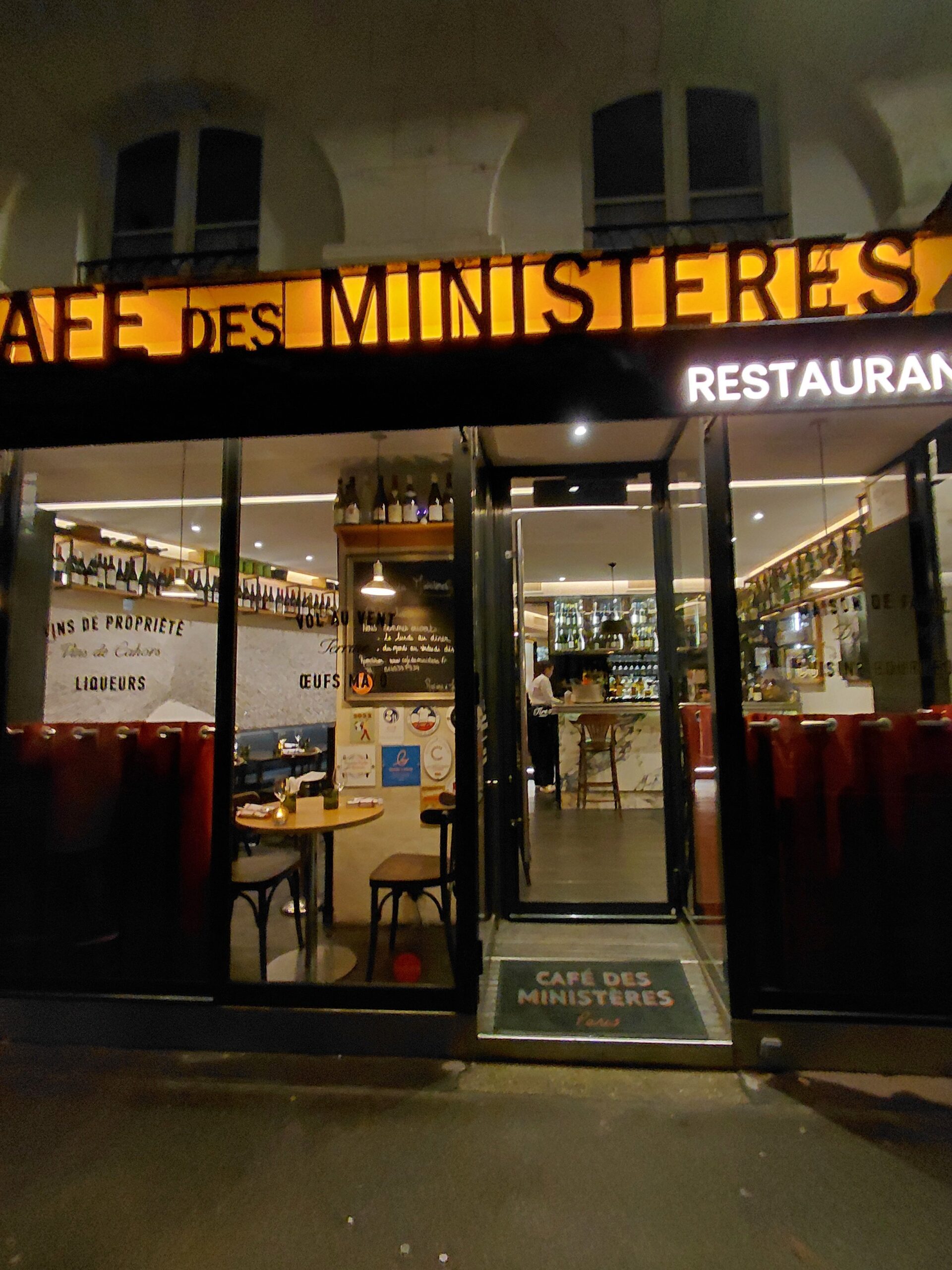 店の看板と店の入り口