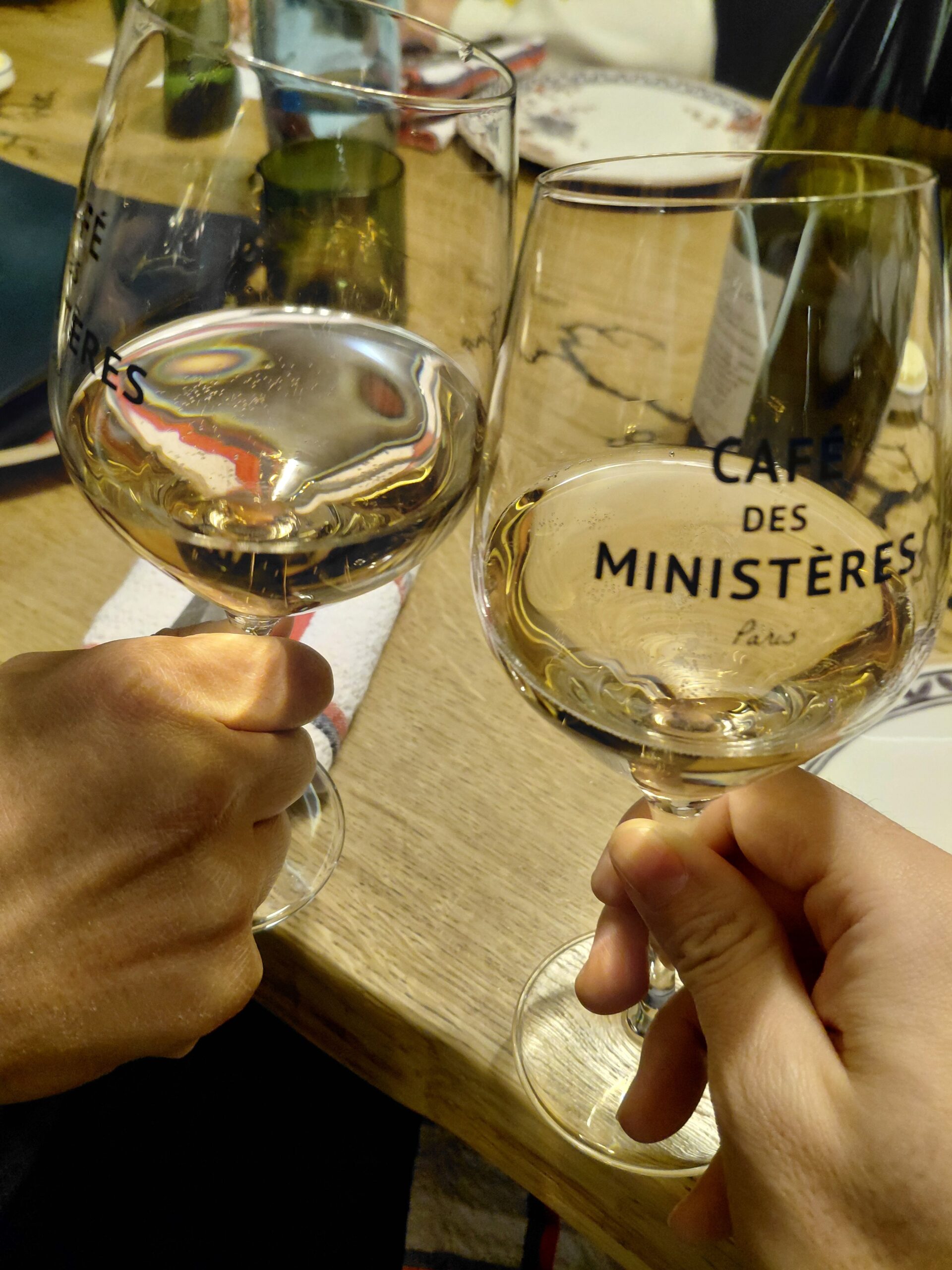 ワイングラスを持っている手