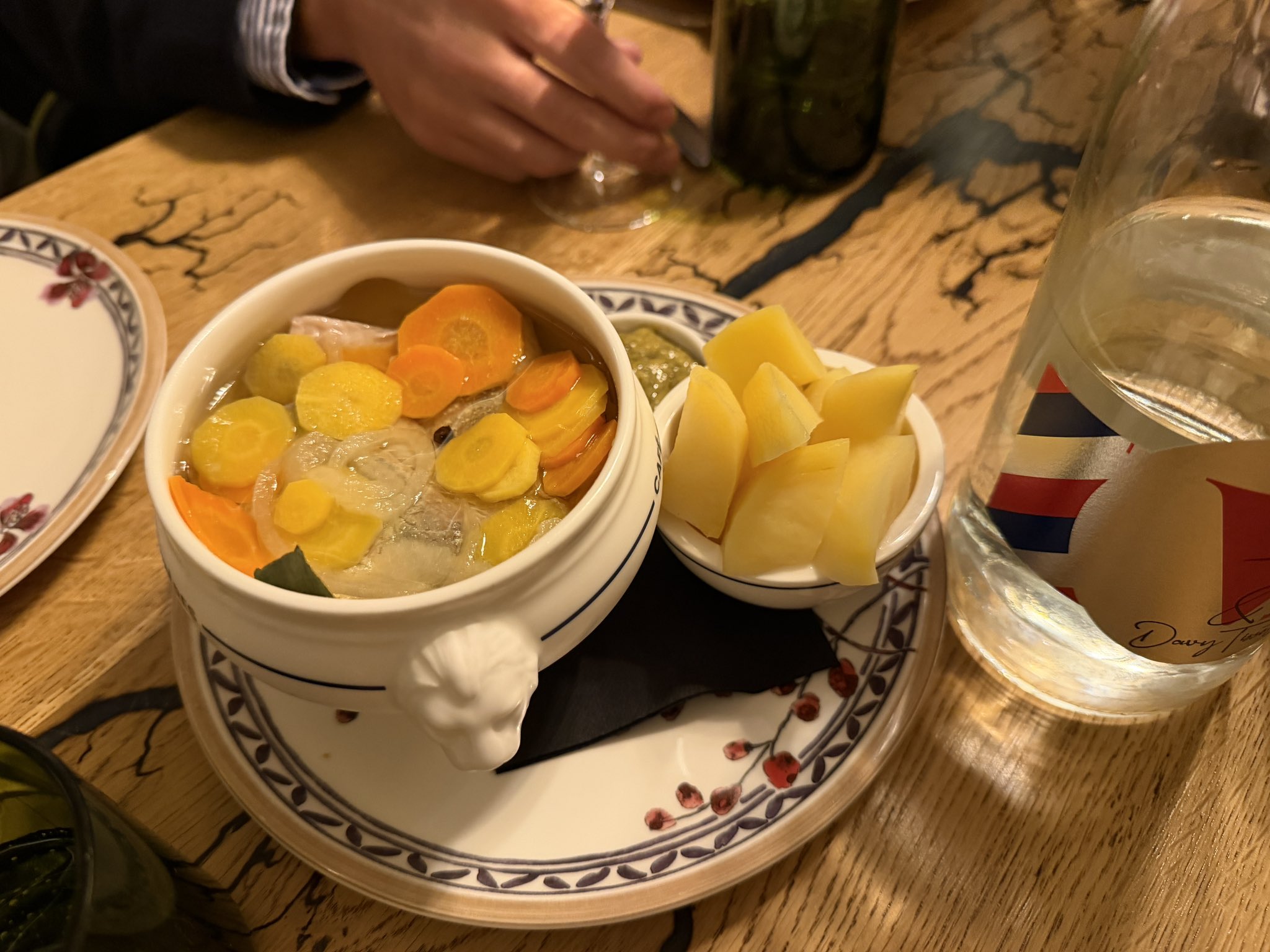 テーブルの上の食事と飲み物