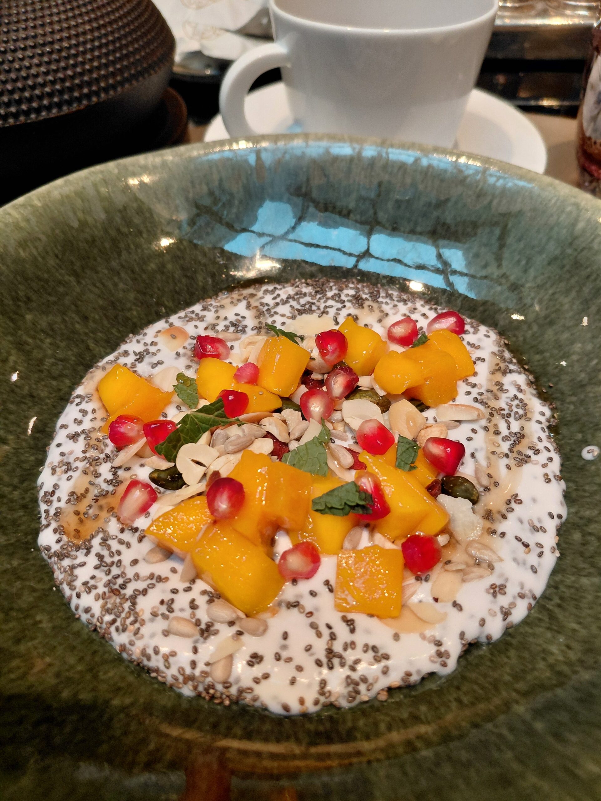 皿の上の料理と飲み物