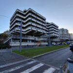 建物の間の道路