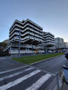 建物の間の道路