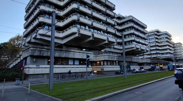 建物の間の道路