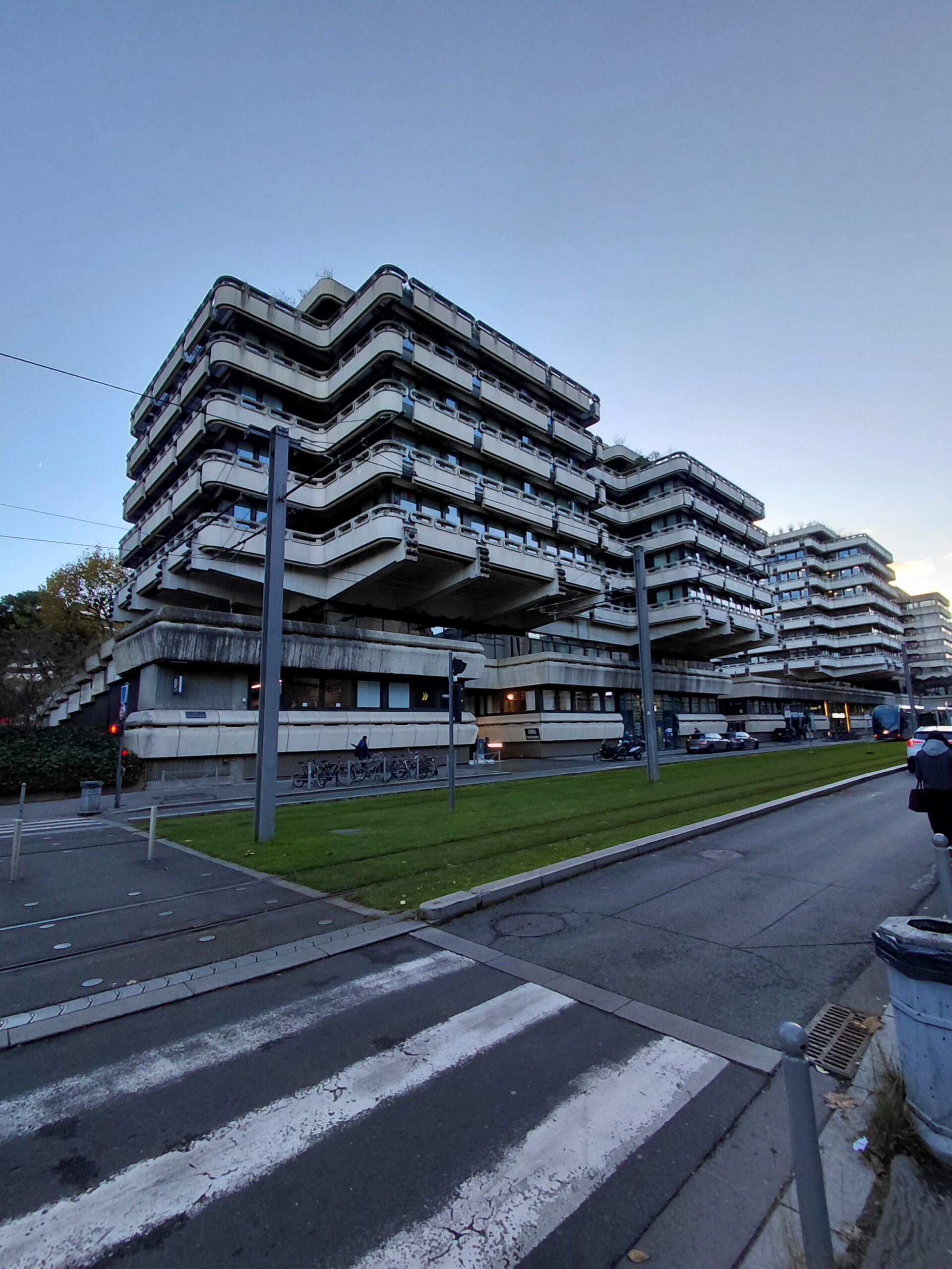 建物の間の道路