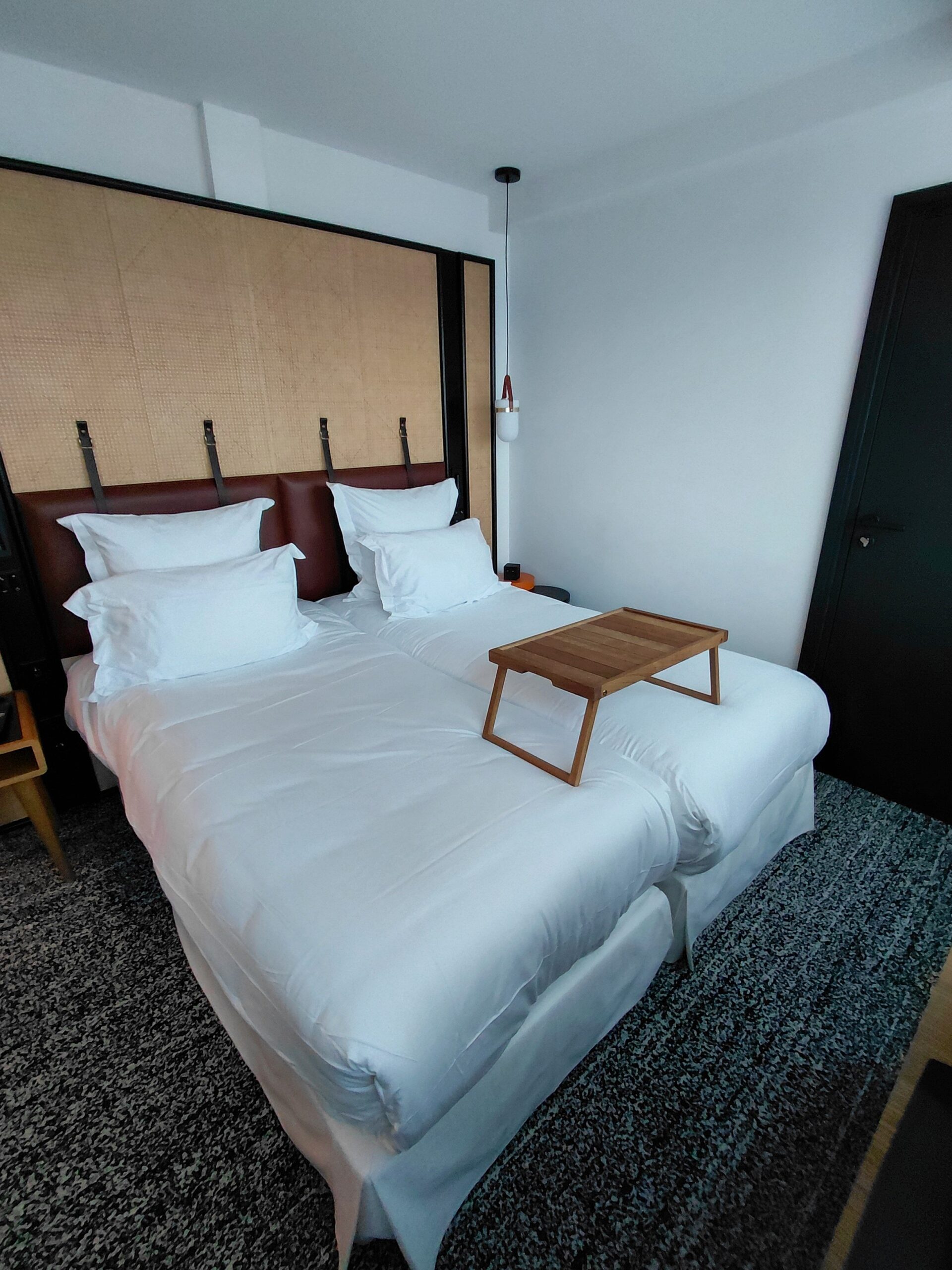 ホテルのベッドルーム