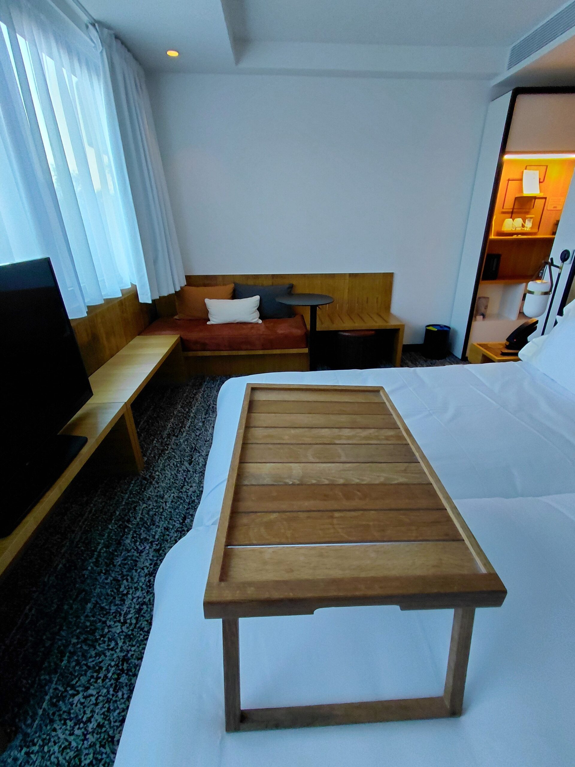 ベッドの上に置かれた椅子