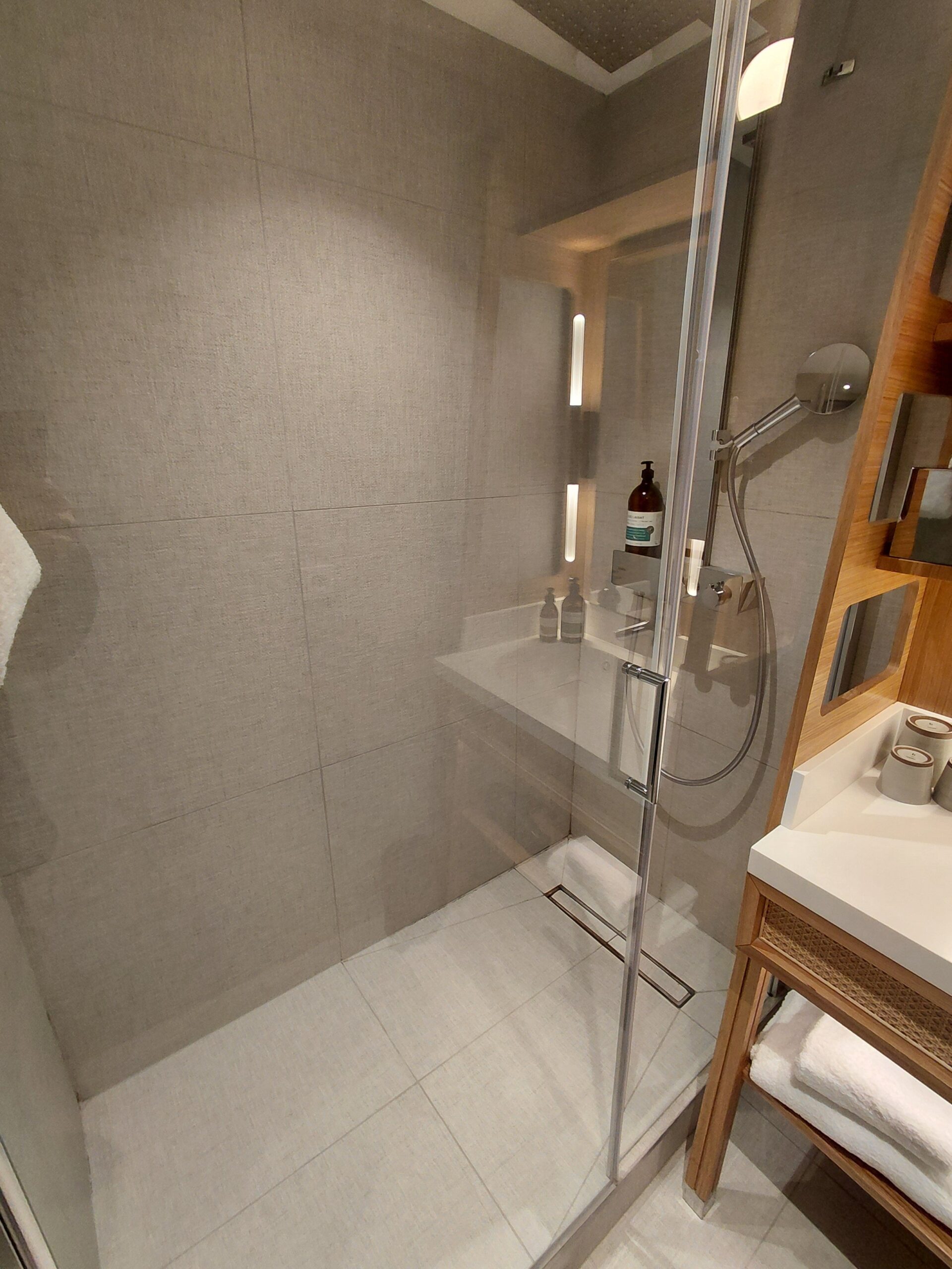 シャワー室があるバスルーム