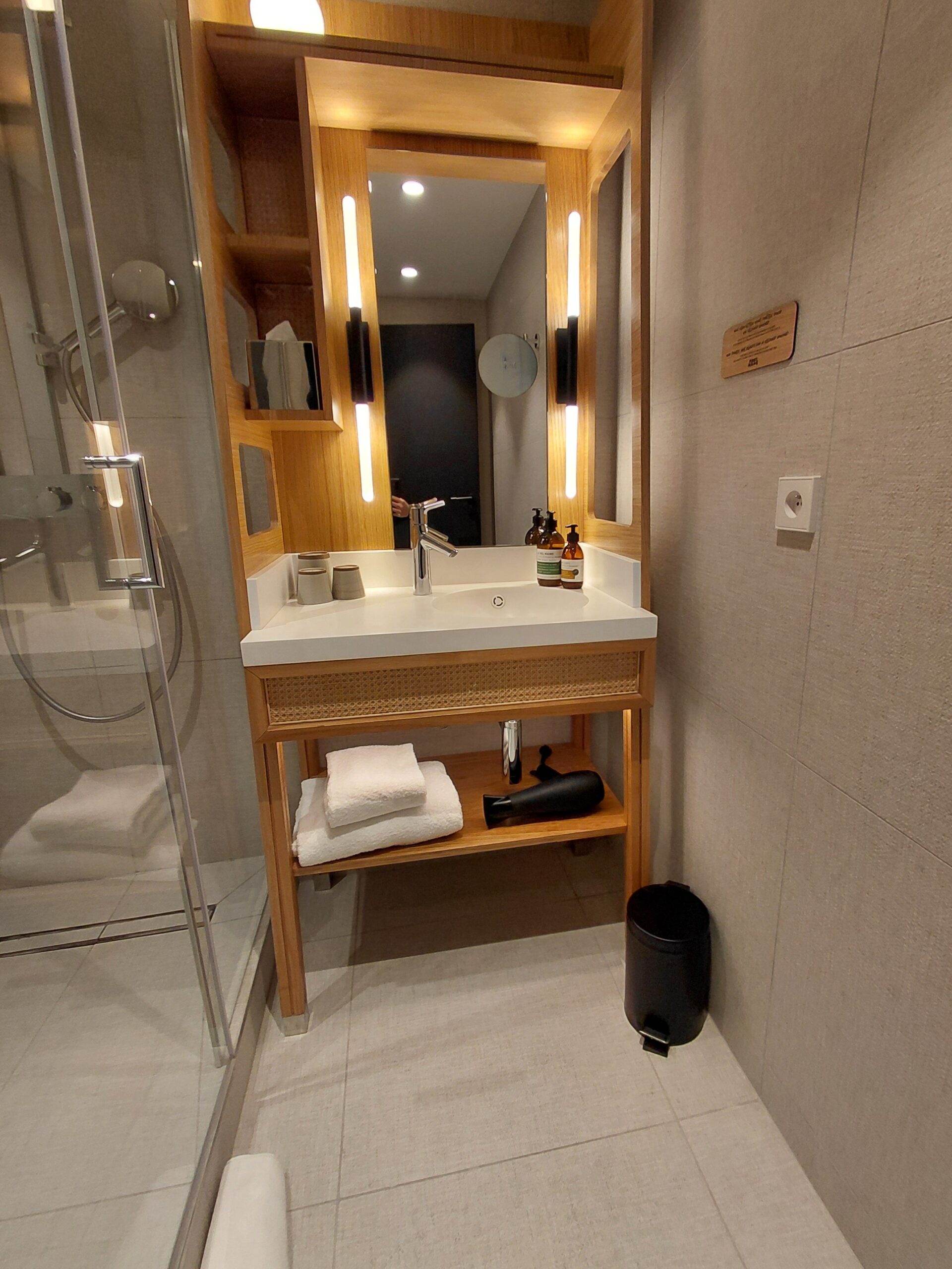 鏡のあるバスルーム