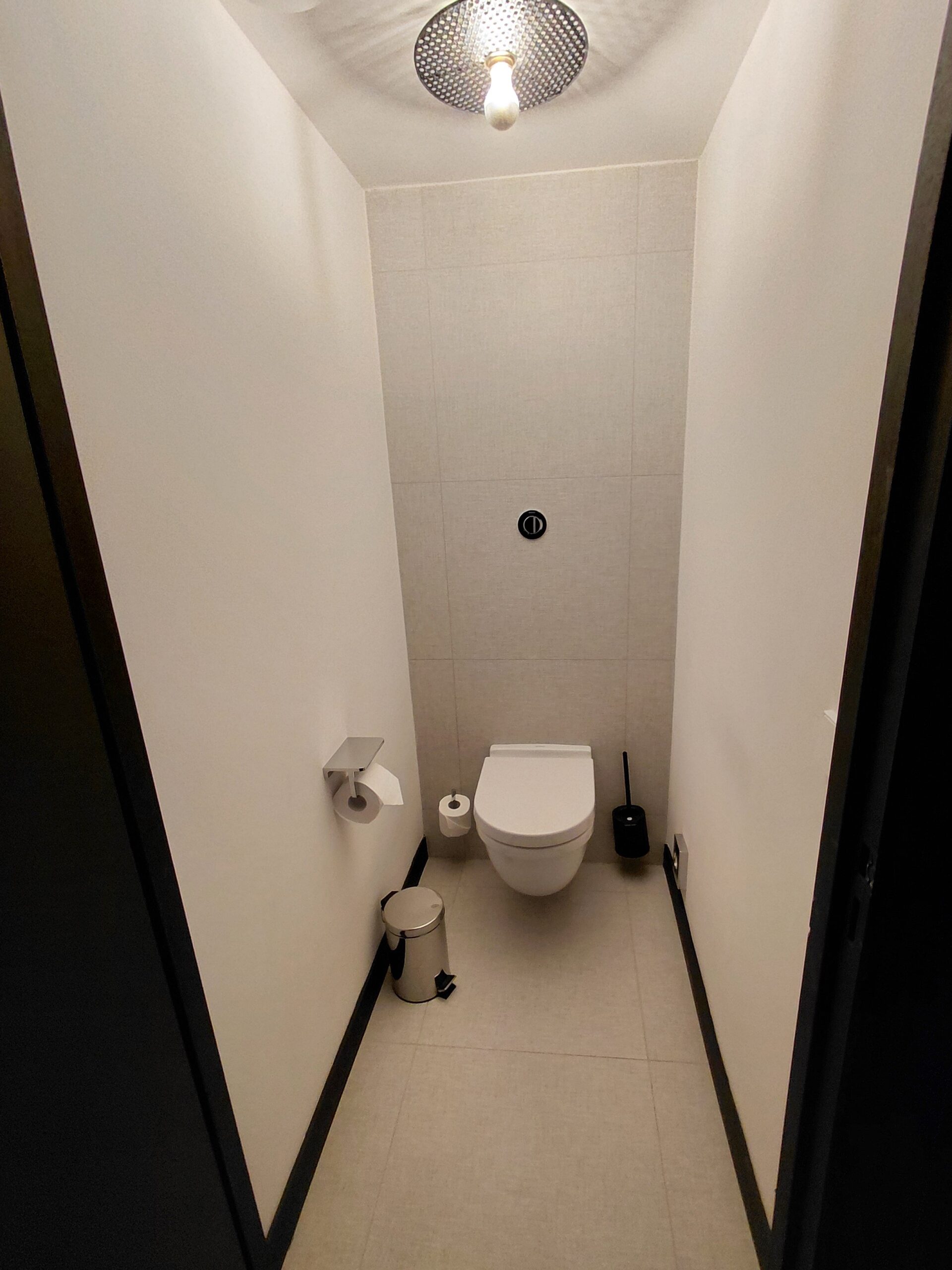 鏡に映った姿を撮影している人の白黒写真