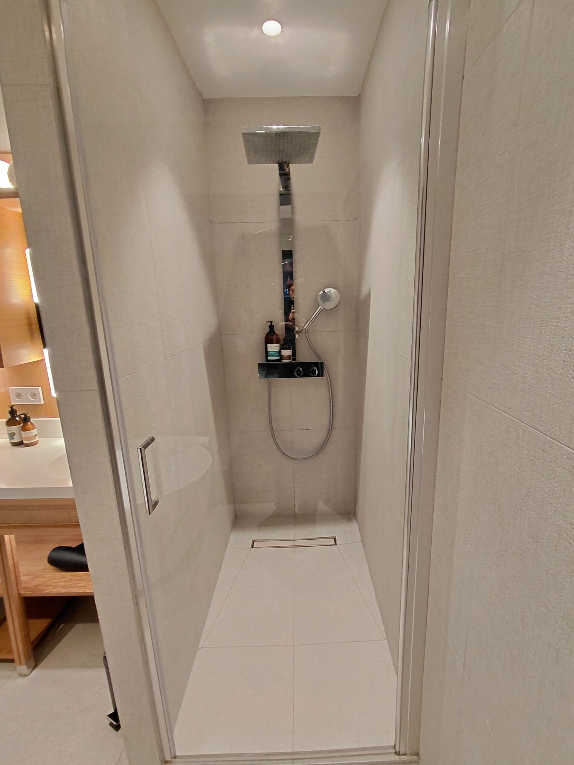 鏡のあるバスルーム