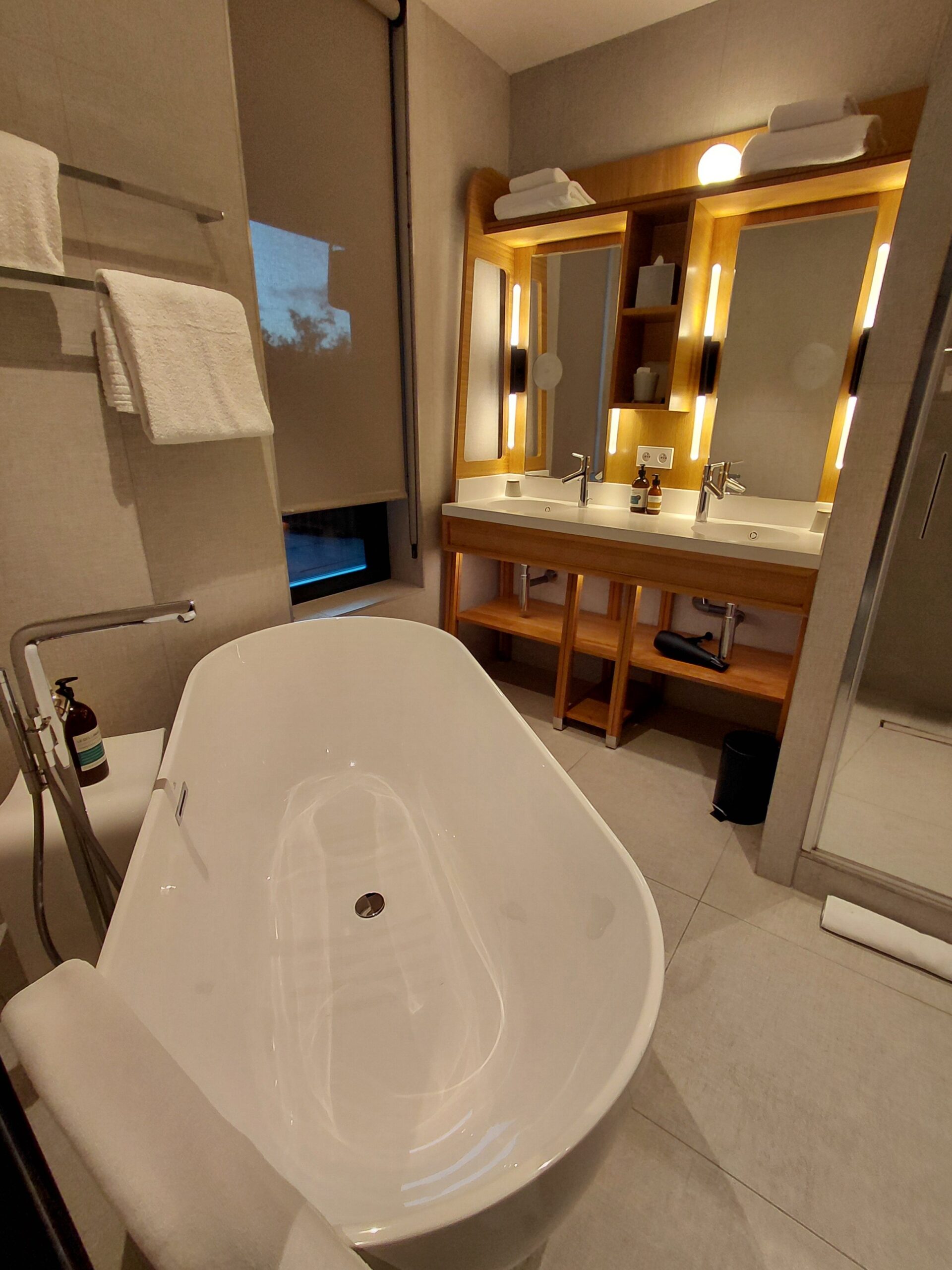 テーブルの上に鏡があるバスルーム