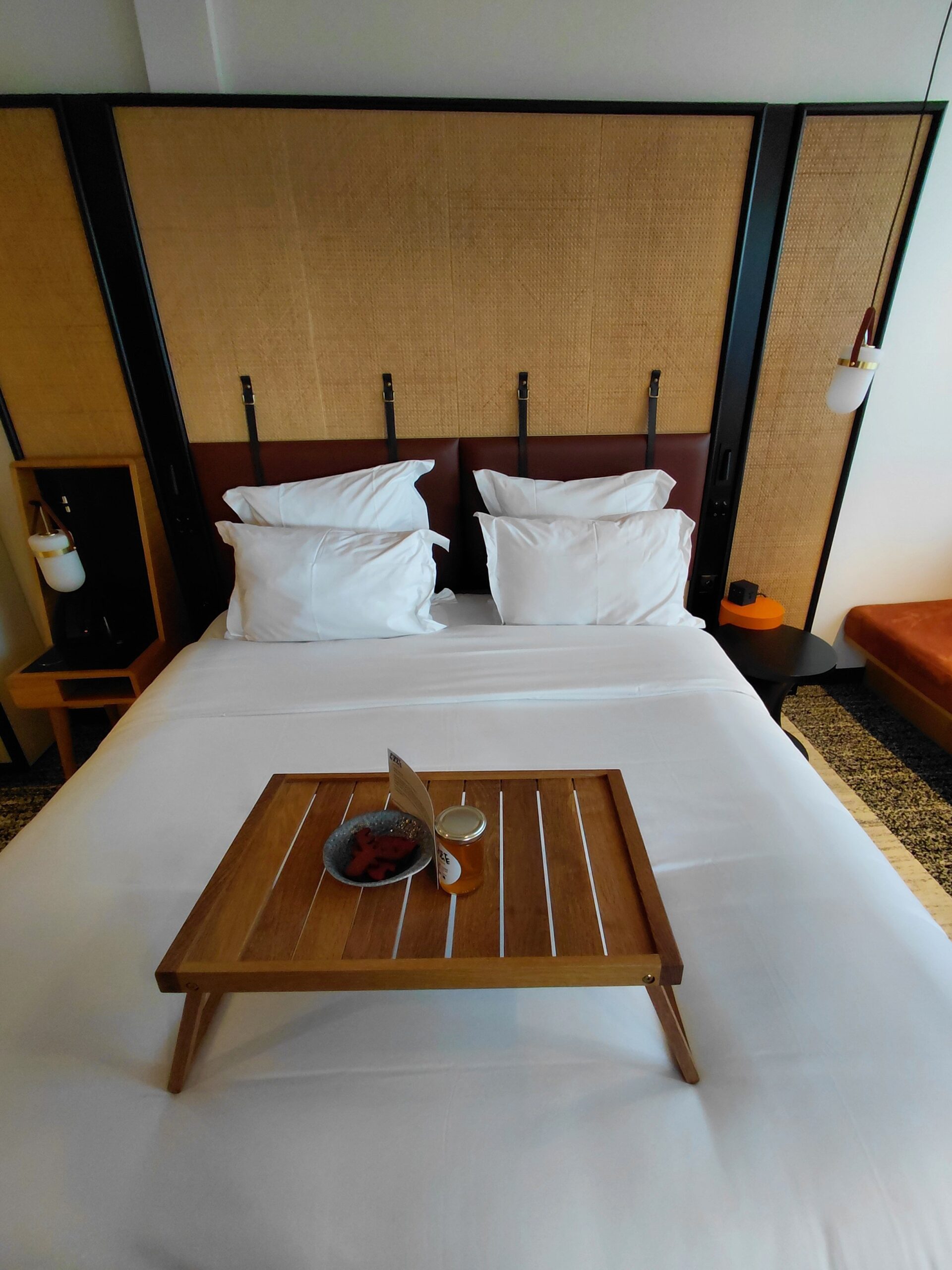 テーブルの上に置かれたベッド