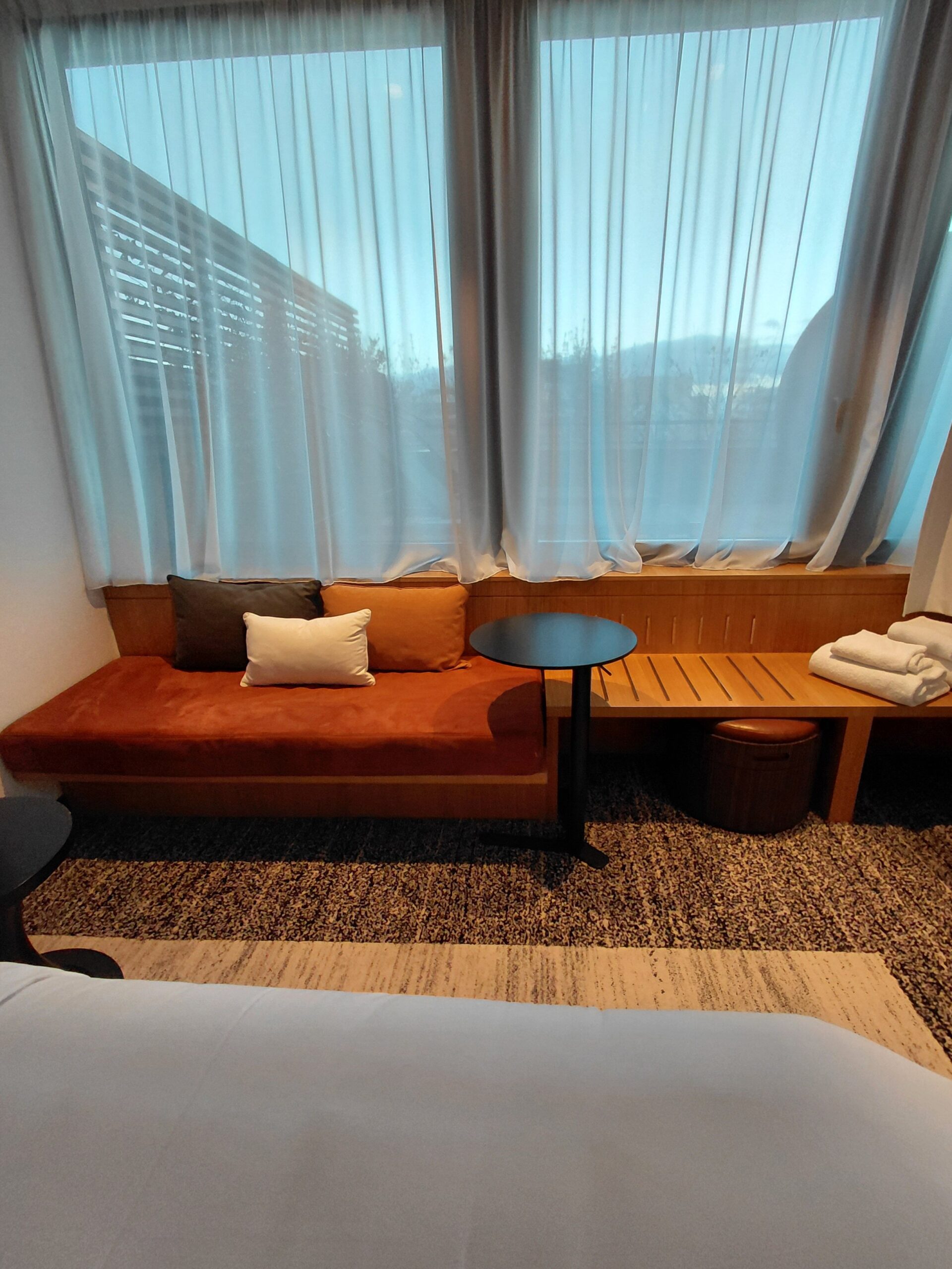 カーテンのある部屋