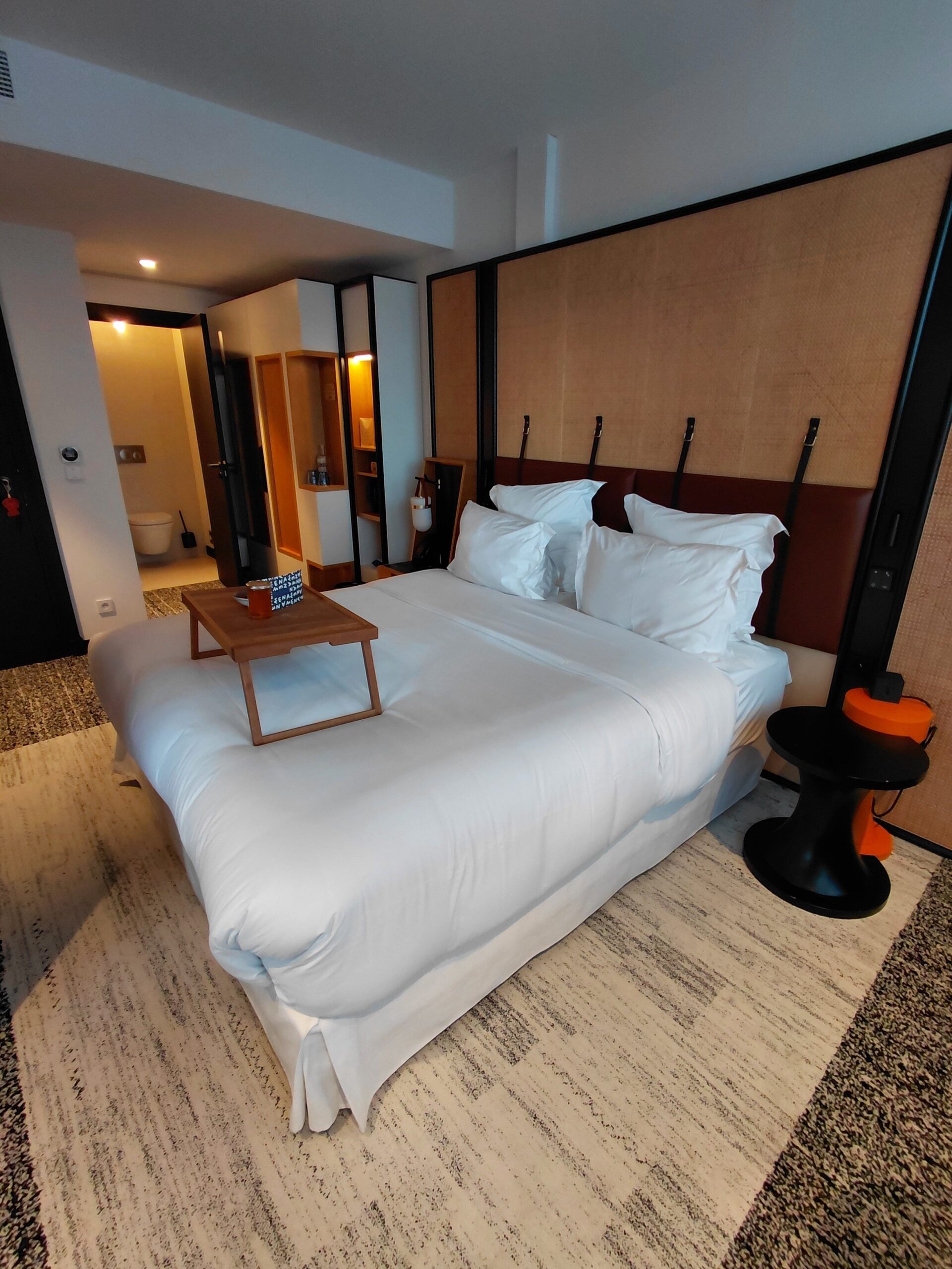 寝室の一角にあるベット