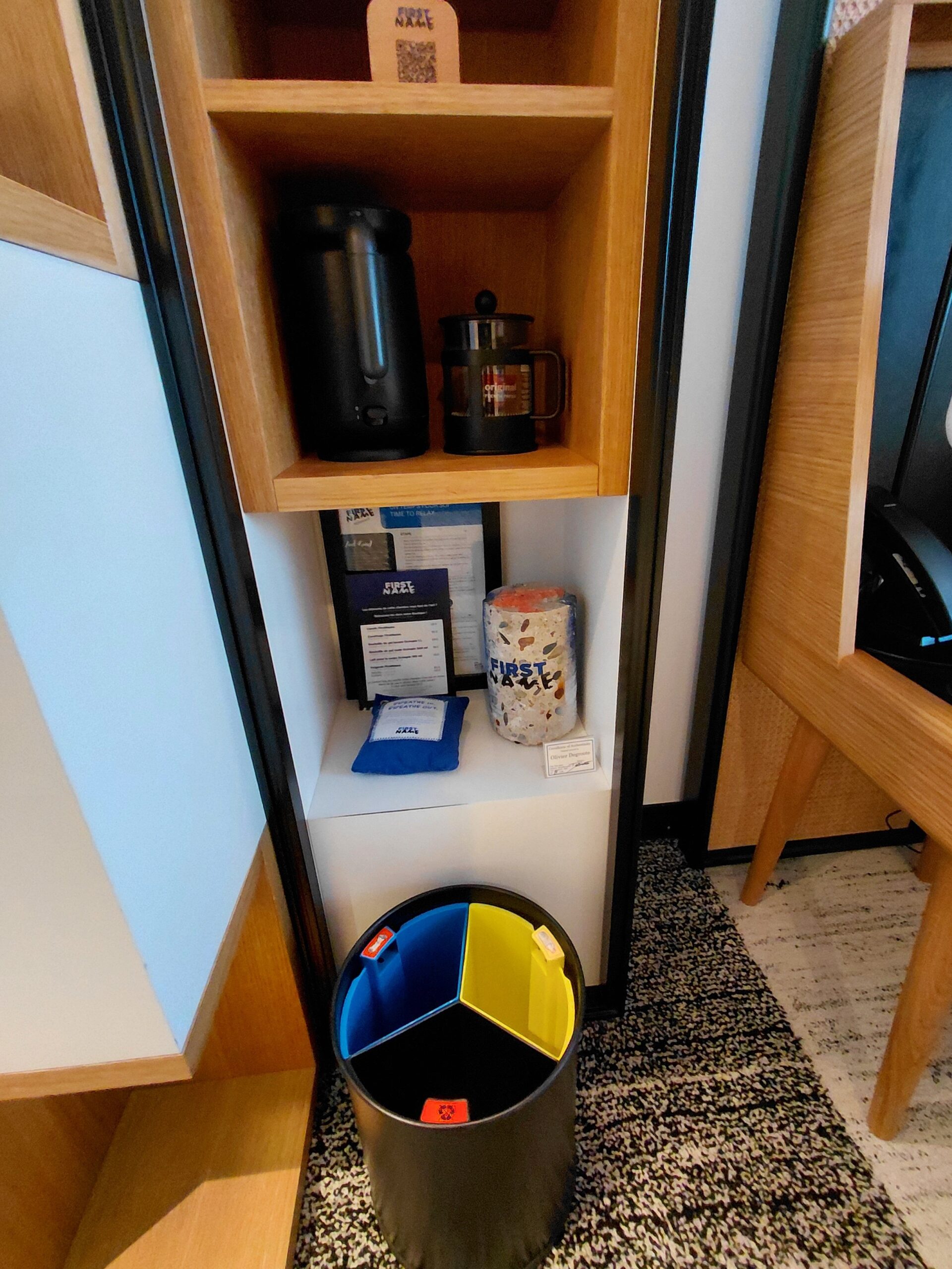 部屋の隅に置かれている