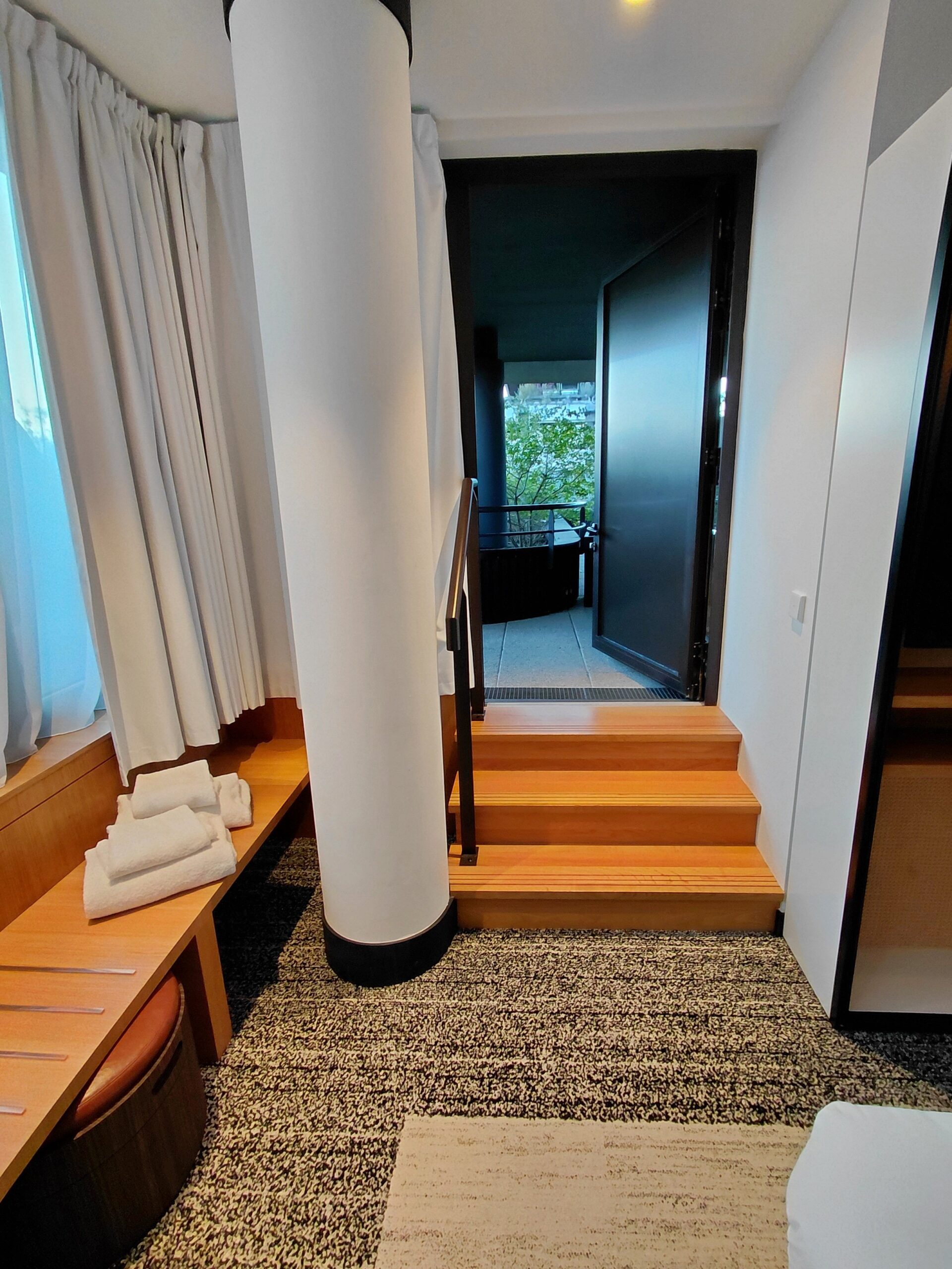 カーテンの前に立っている