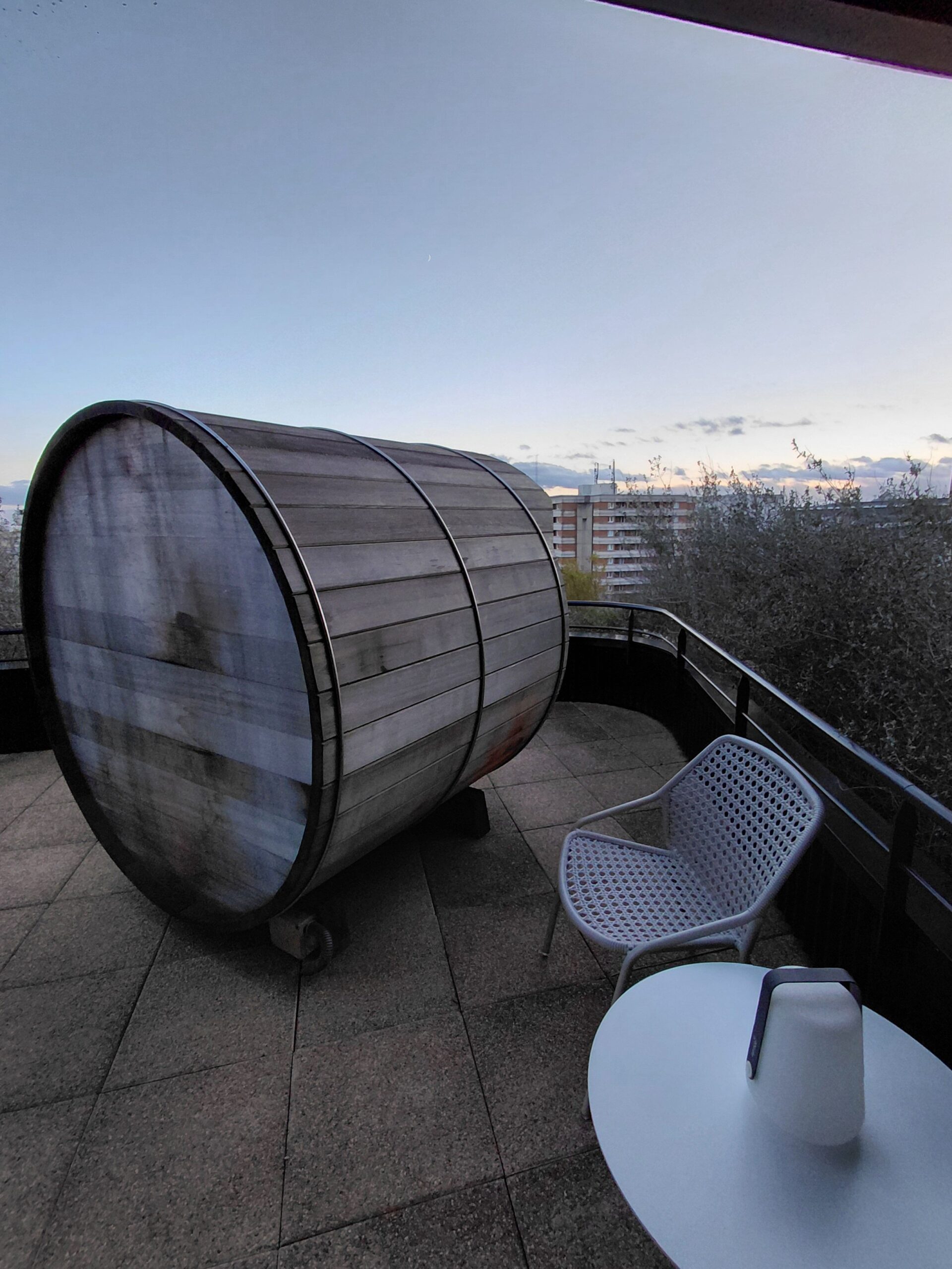 台の上に置かれたベンチ