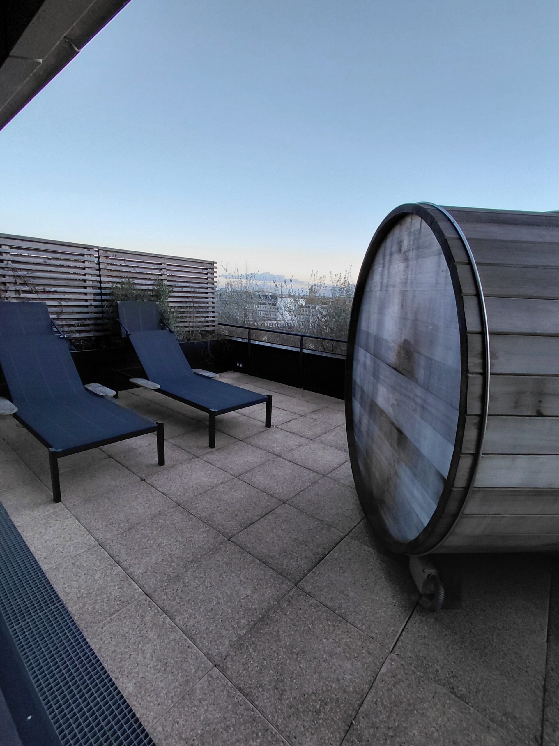 台の上にあるベンチ