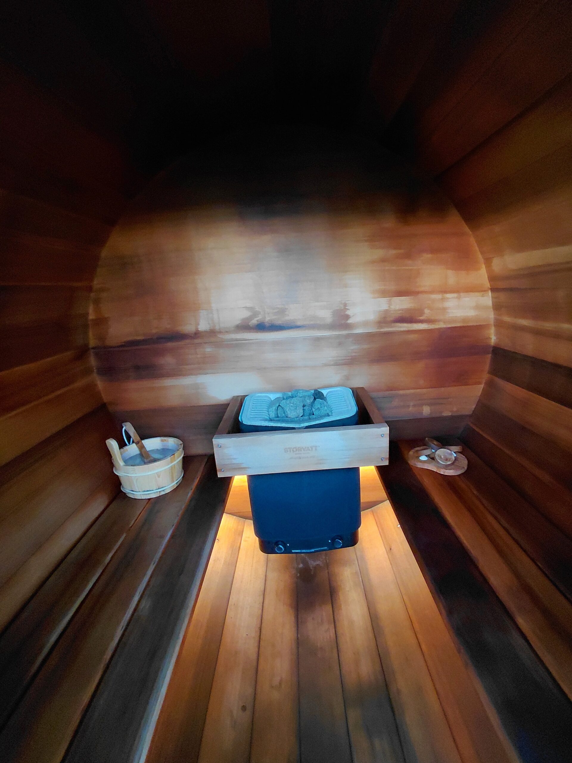 木製床の上に置かれたベンチ